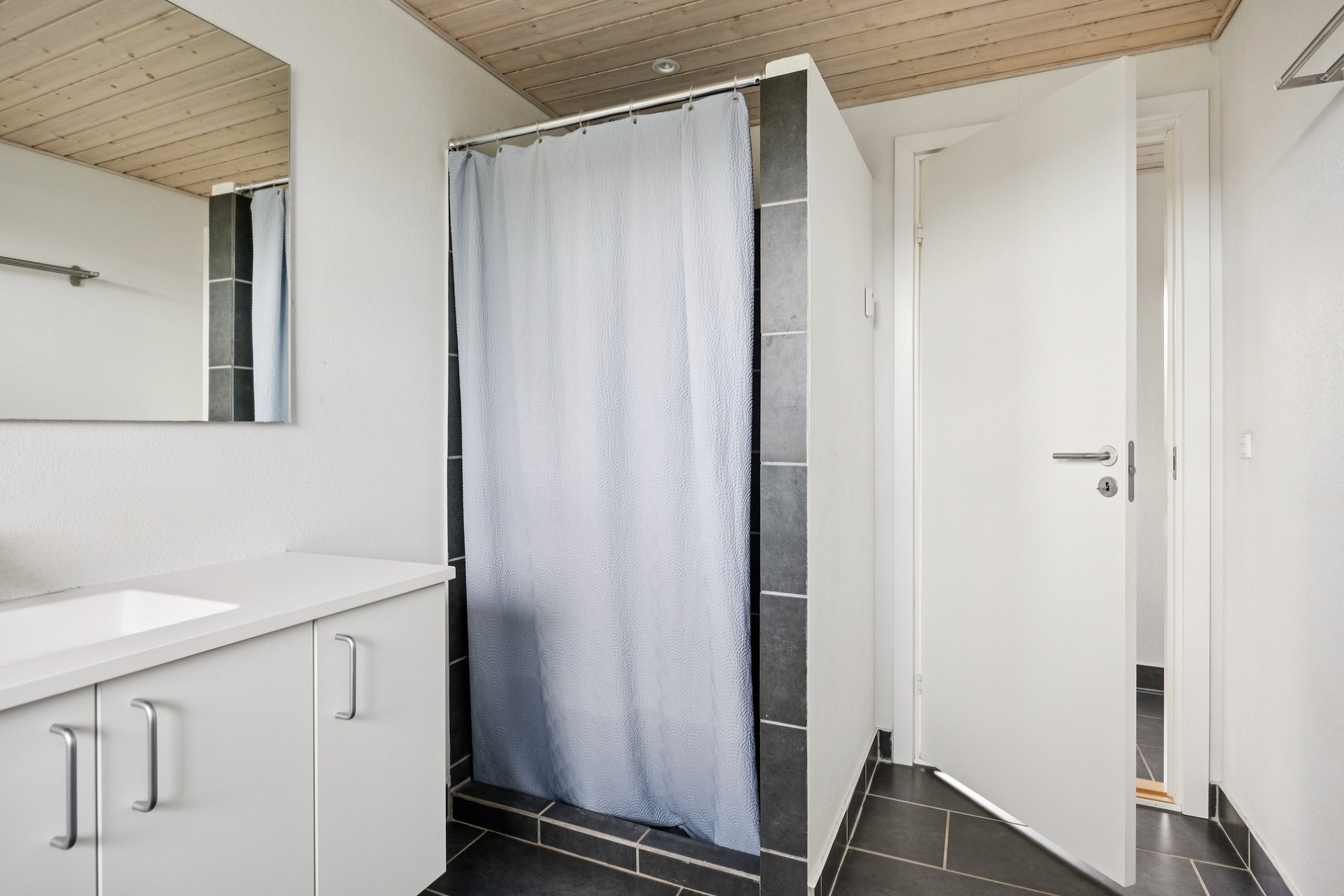 Fremhævet bad billede i fuldskærmstilstand. Billede af Skoletoften 15, 8420 Knebel