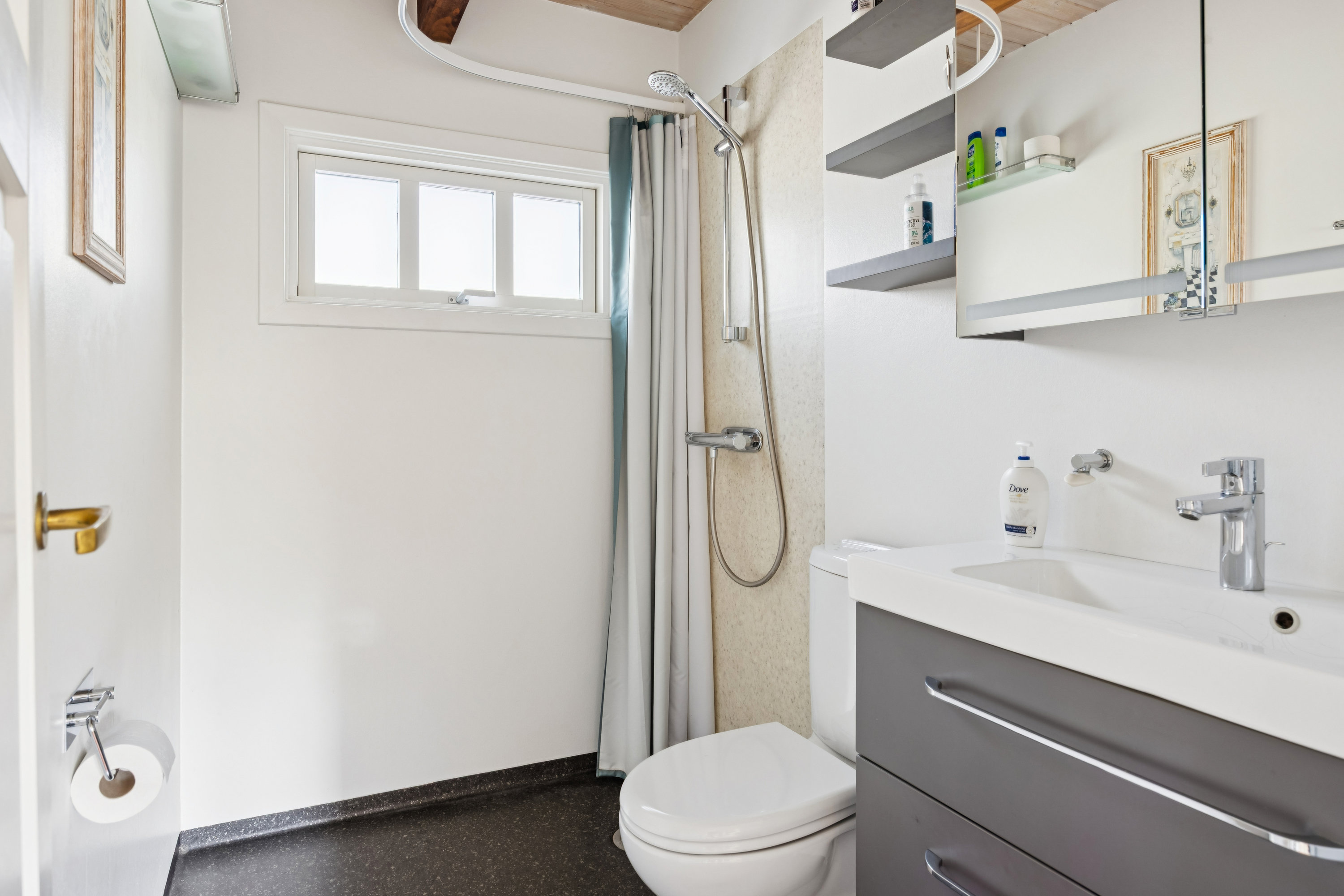 Fremhævet badeværelse billede i fuldskærmstilstand. Billede af Grønhøj 45, Egsmark Strand, 8400 Ebeltoft