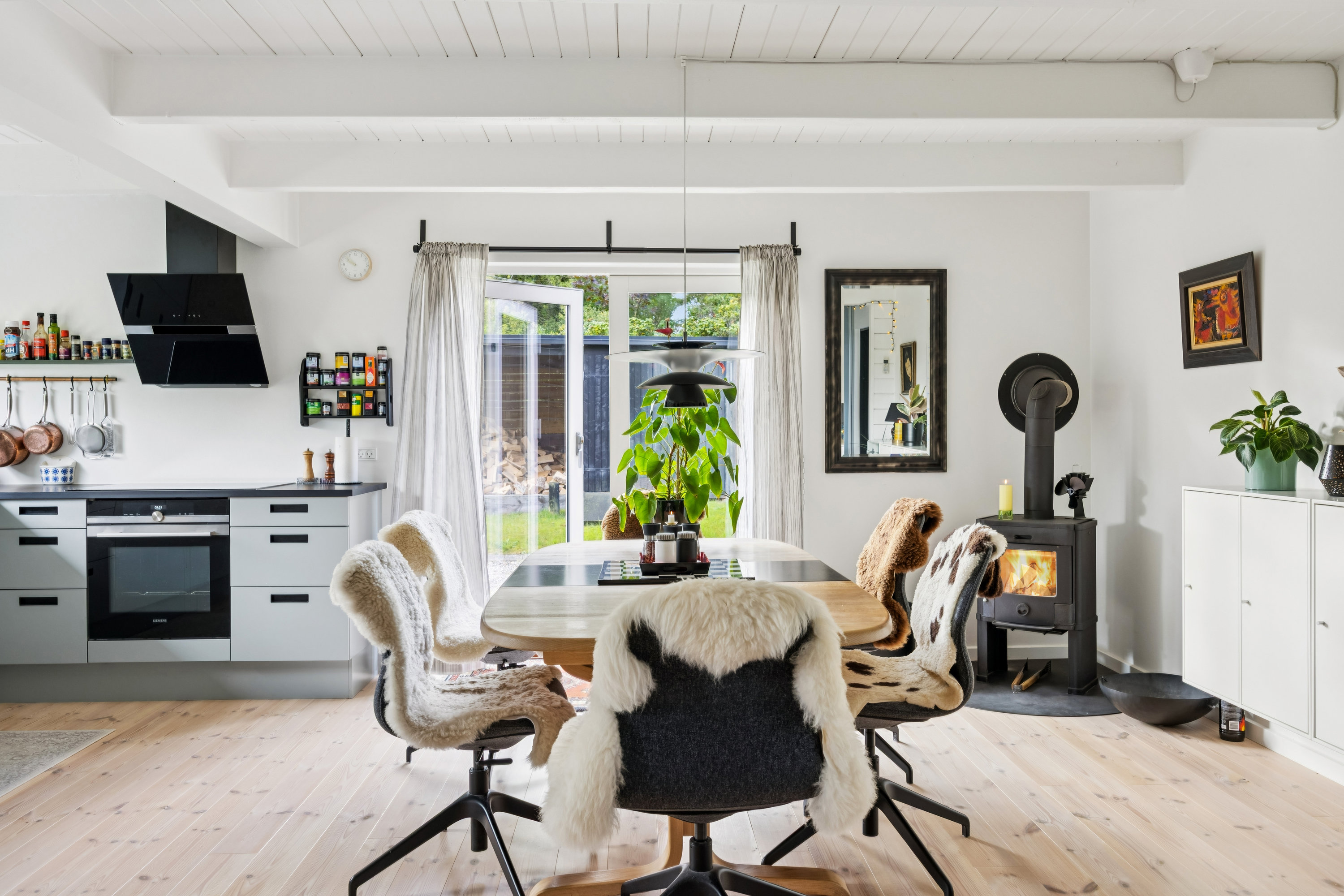 Fremhævet stue billede i fuldskærmstilstand. Billede af Grønhøj 45, Egsmark Strand, 8400 Ebeltoft