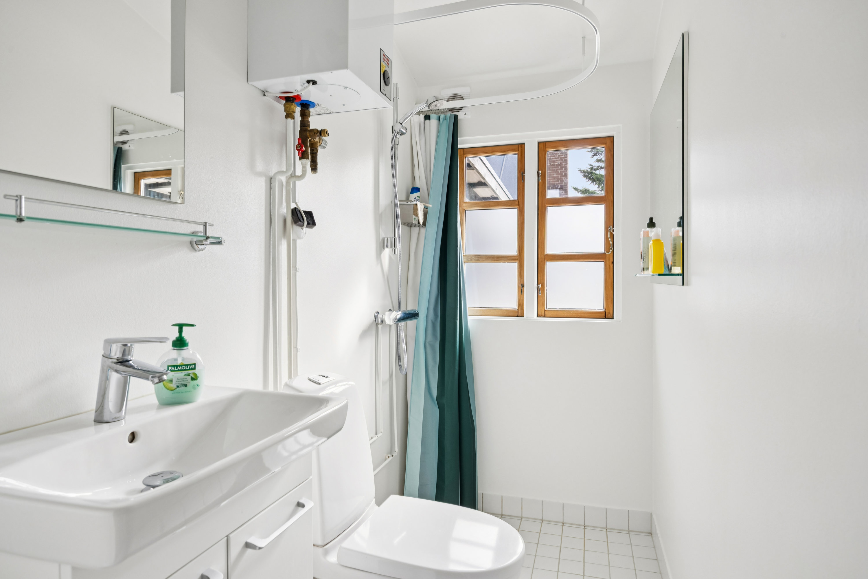 Fremhævet badeværelse billede i fuldskærmstilstand. Billede af Grønhøj 45, Egsmark Strand, 8400 Ebeltoft