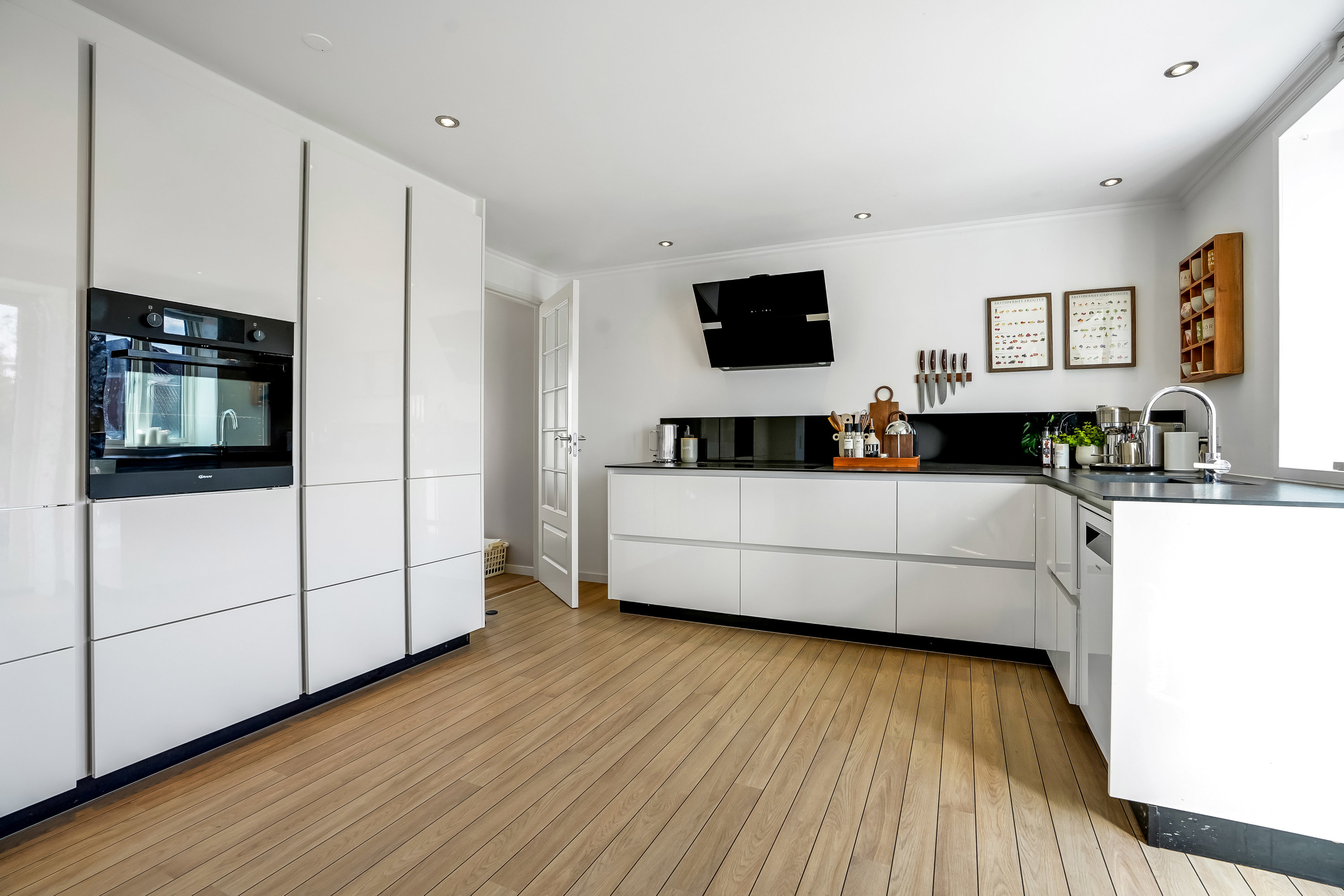 Fremhævet køkken billede i fuldskærmstilstand. Billede af Solskinsvænget 3, 5500 Middelfart