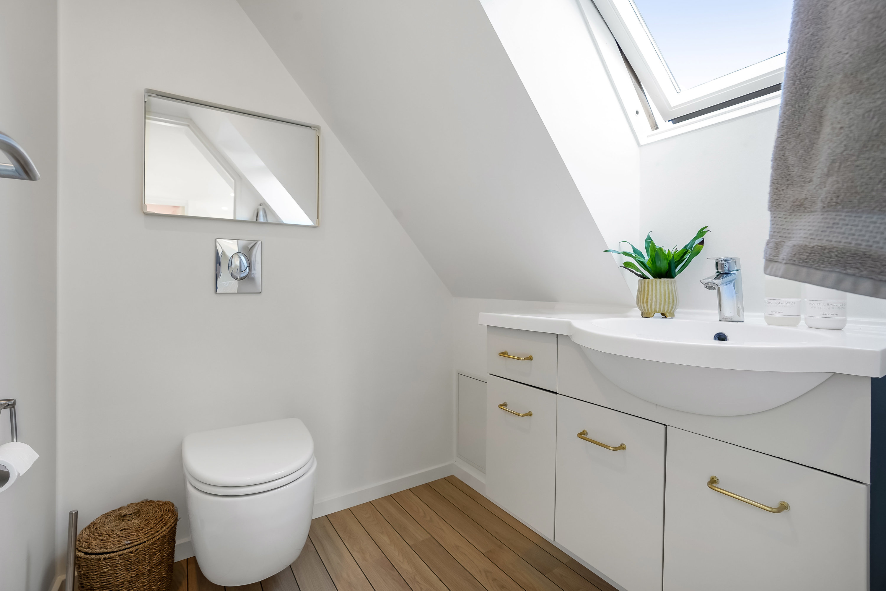 Fremhævet toilet billede i fuldskærmstilstand. Billede af Solskinsvænget 3, 5500 Middelfart