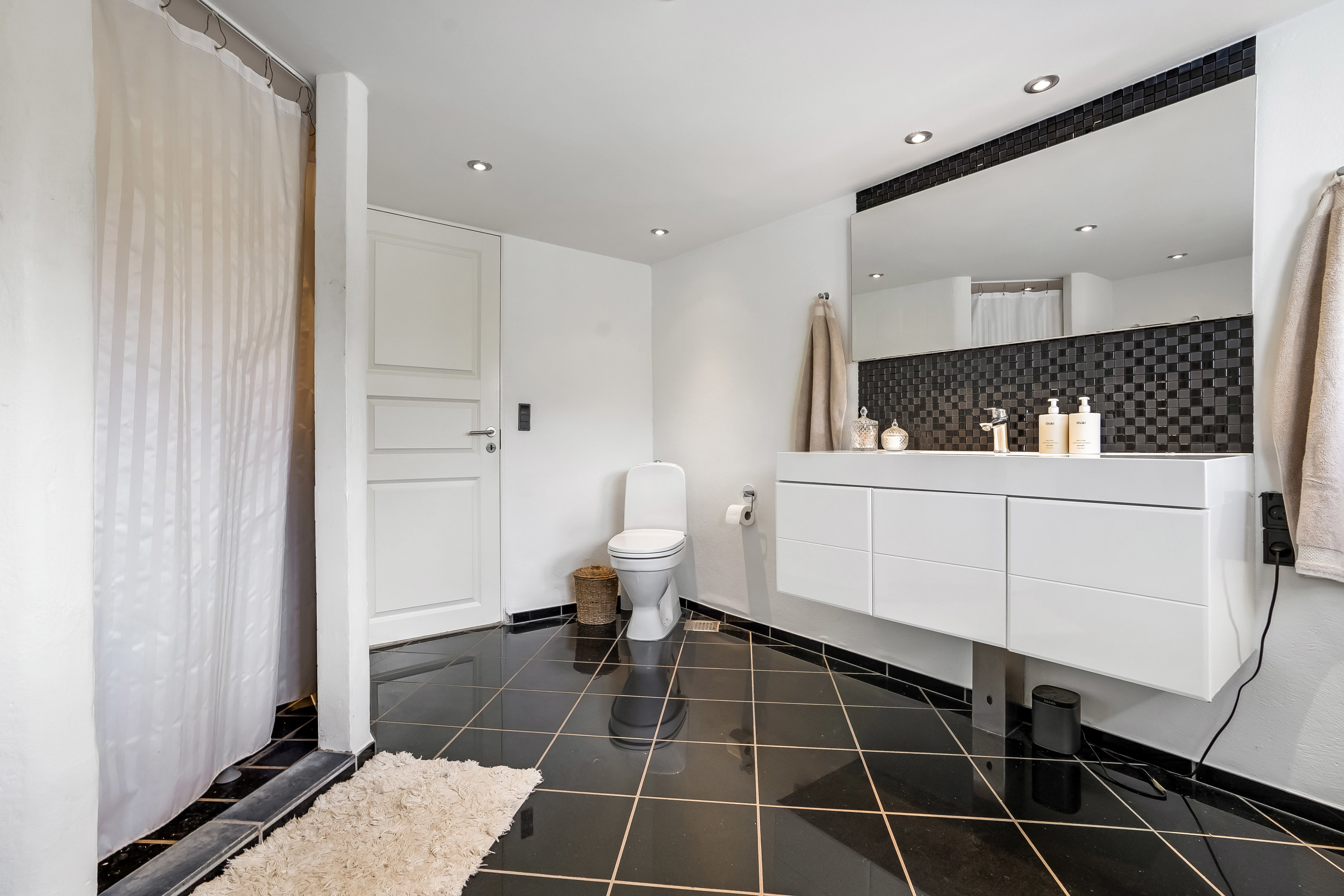 Fremhævet badeværelse billede i fuldskærmstilstand. Billede af Solskinsvænget 3, 5500 Middelfart