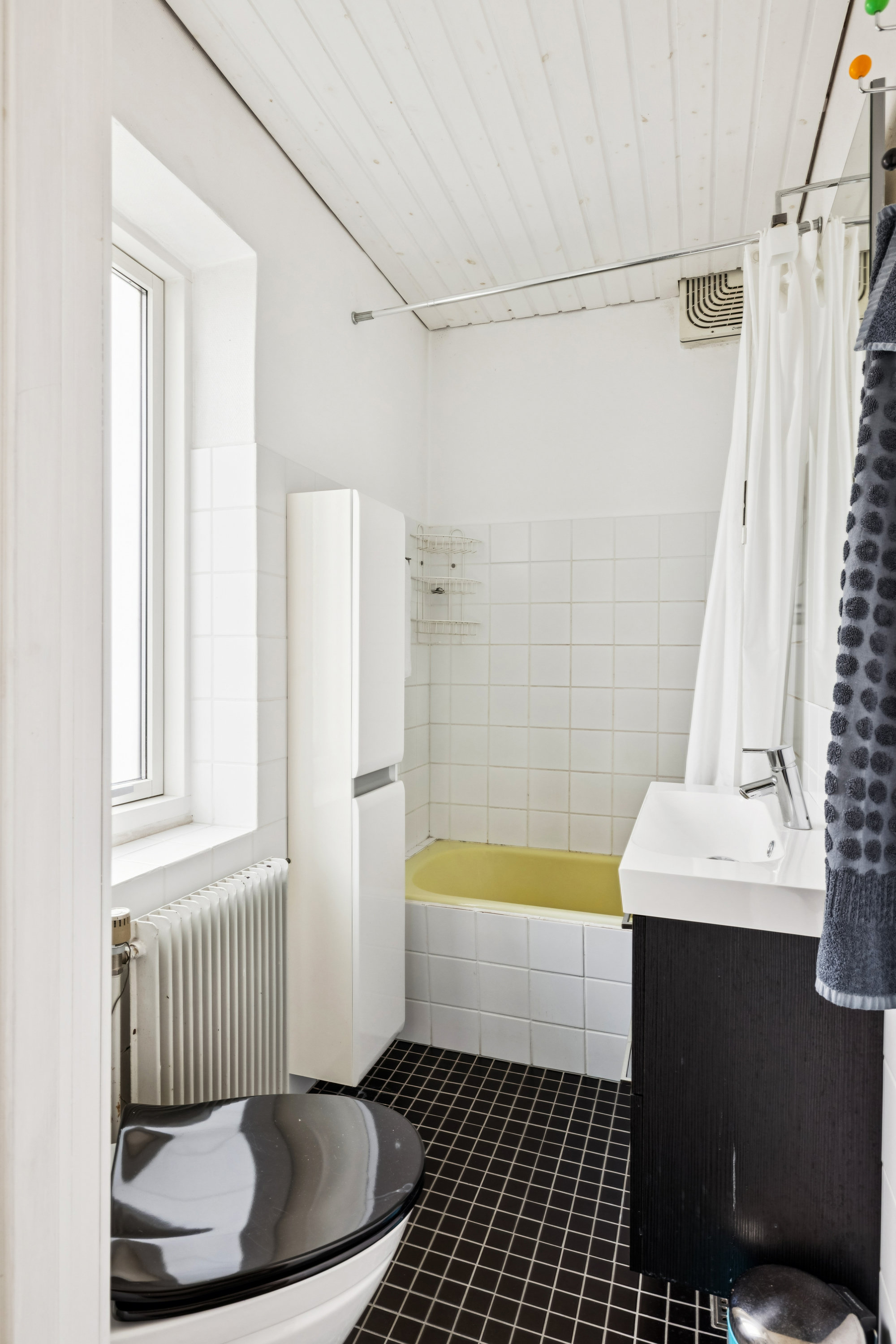 Fremhævet badeværelse billede i fuldskærmstilstand. Billede af Park Alle 7, 8550 Ryomgård