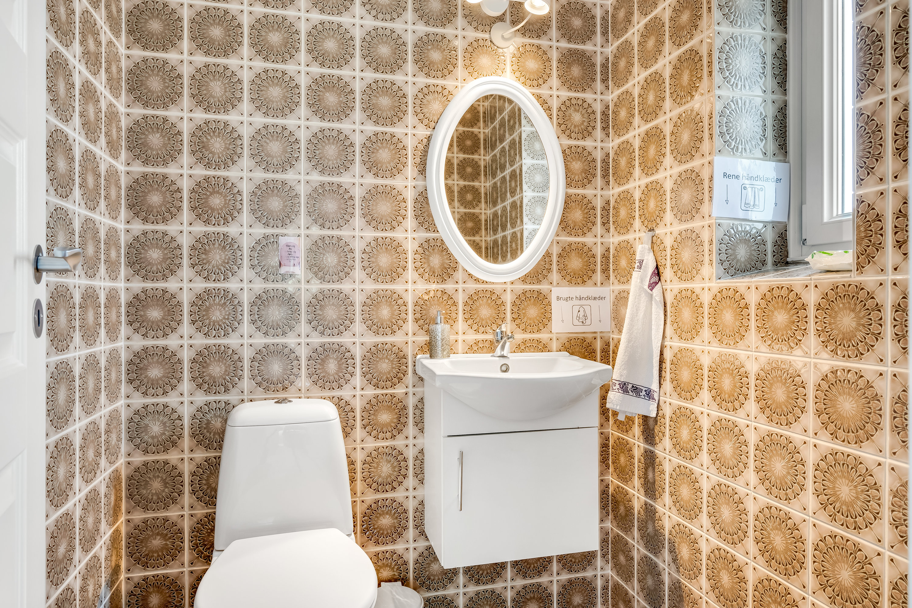 Fremhævet toilet billede i fuldskærmstilstand. Billede af Møllegade 5, Døstrup, 6780 Skærbæk