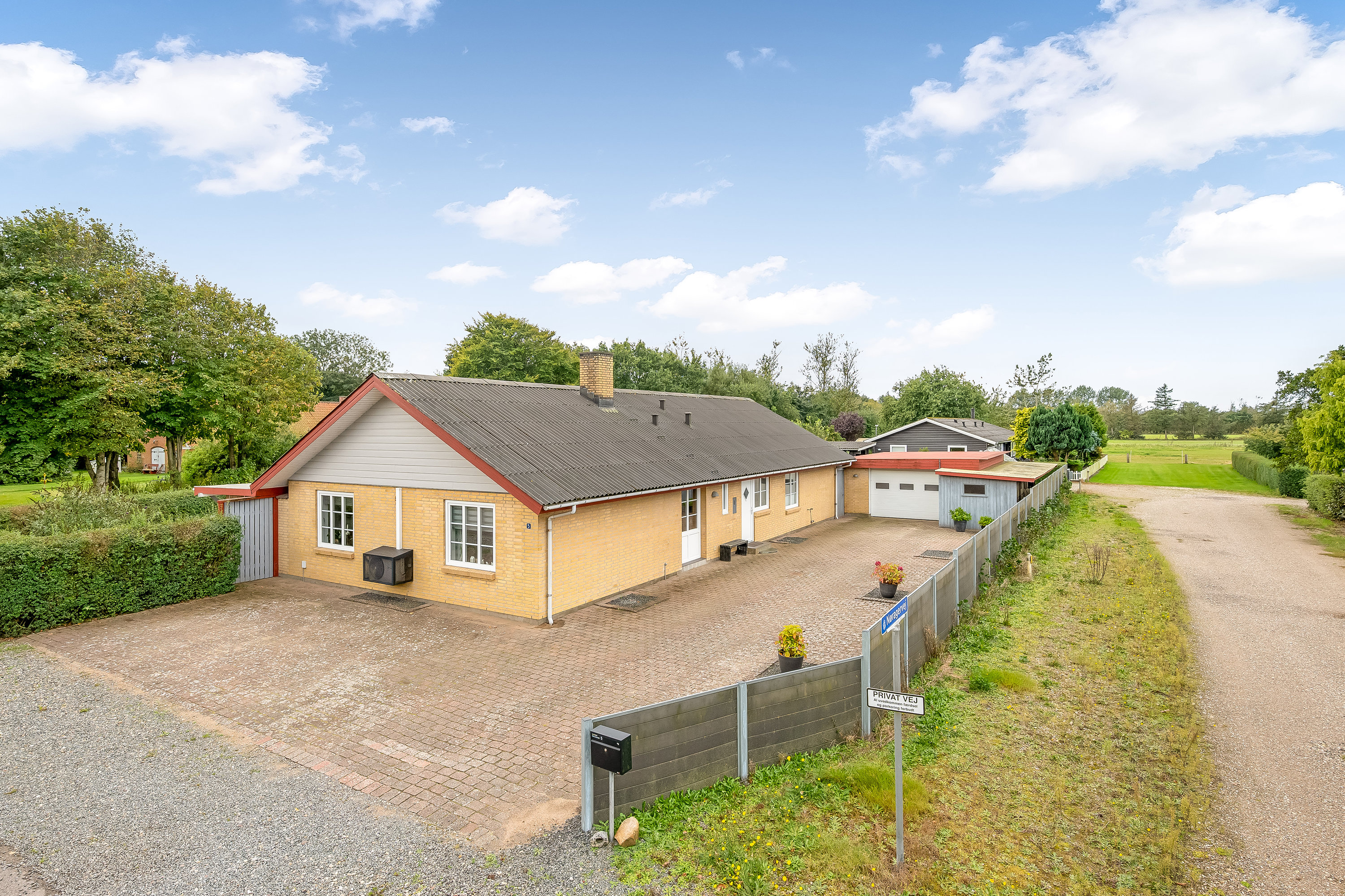 Fremhævet facade billede i fuldskærmstilstand. Billede af Møllegade 5, Døstrup, 6780 Skærbæk