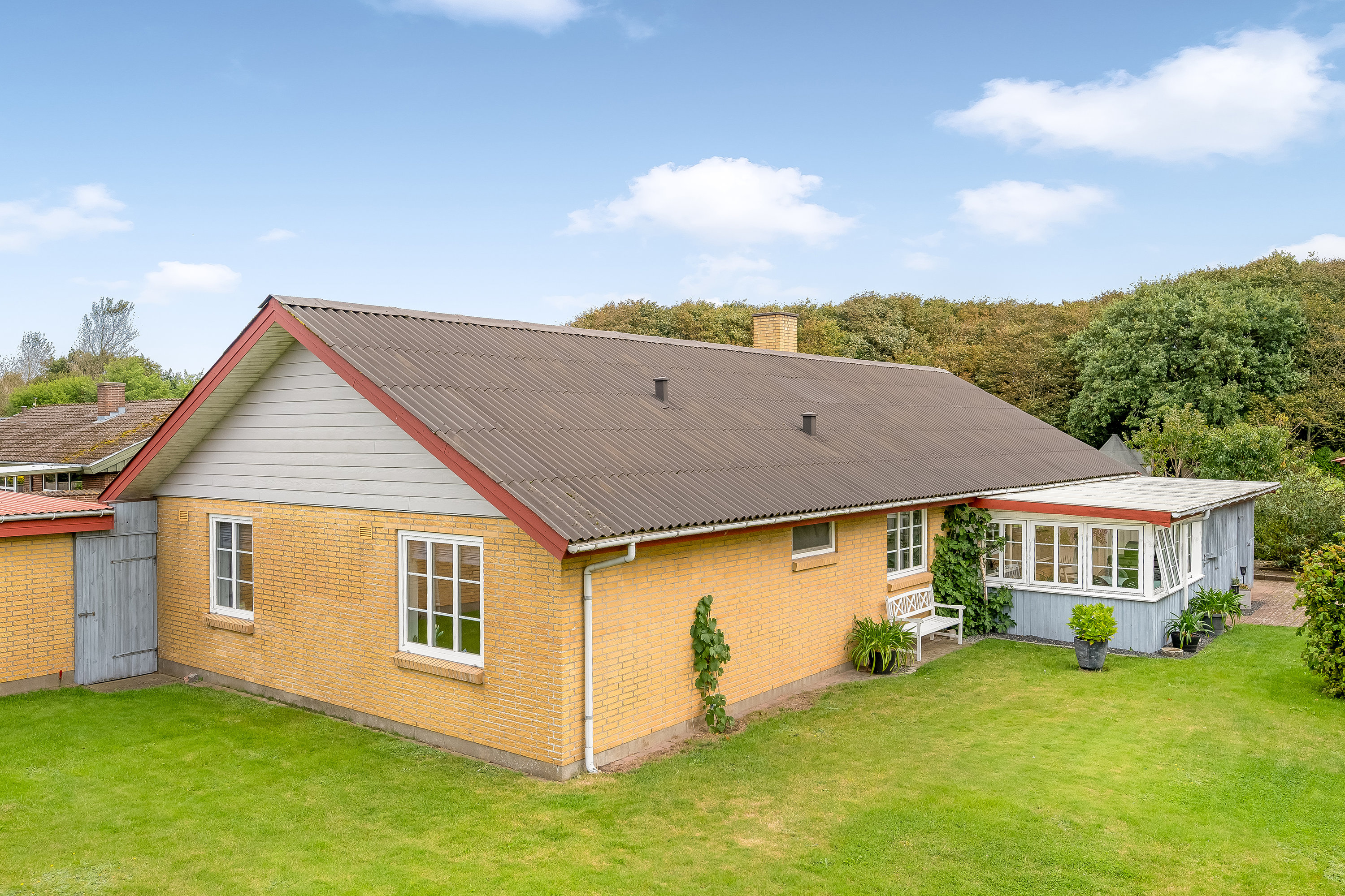 Fremhævet facade billede i fuldskærmstilstand. Billede af Møllegade 5, Døstrup, 6780 Skærbæk