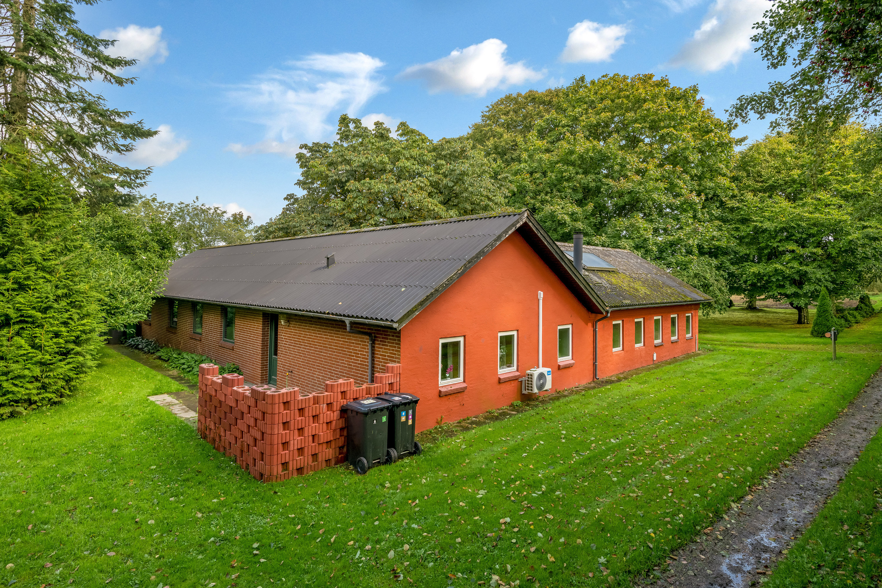 Fremhævet facade billede i fuldskærmstilstand. Billede af Haunstrupvej 5, Fjelstervang, 6933 Kibæk