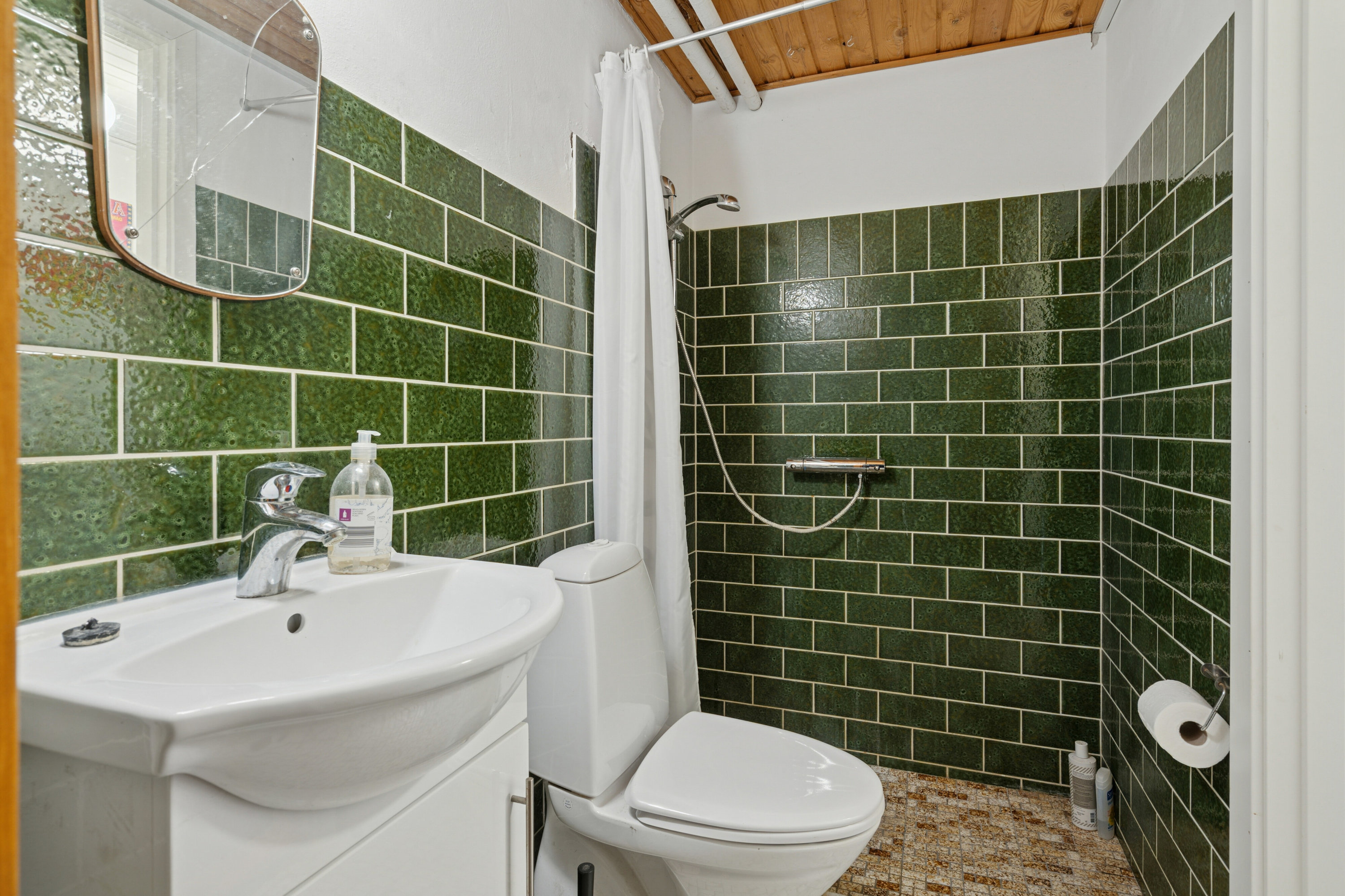 Fremhævet badeværelse billede i fuldskærmstilstand. Billede af Jægervænget 11, Tappernøje, 4733 Tappernøje