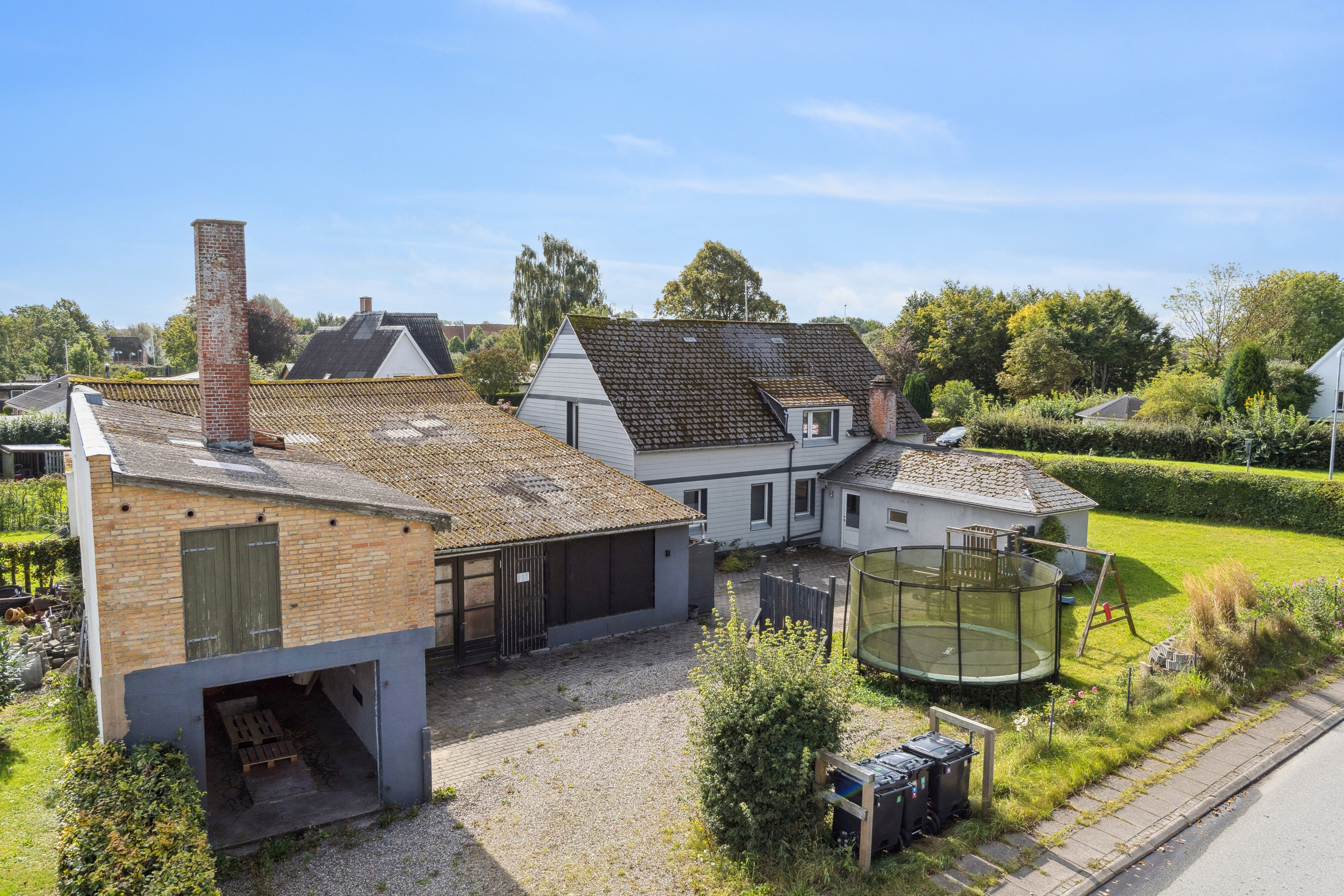Miniaturebillede 1: ejendommen set fra vejen. Billede af Storegade 1, Holbøl, 6340 Kruså