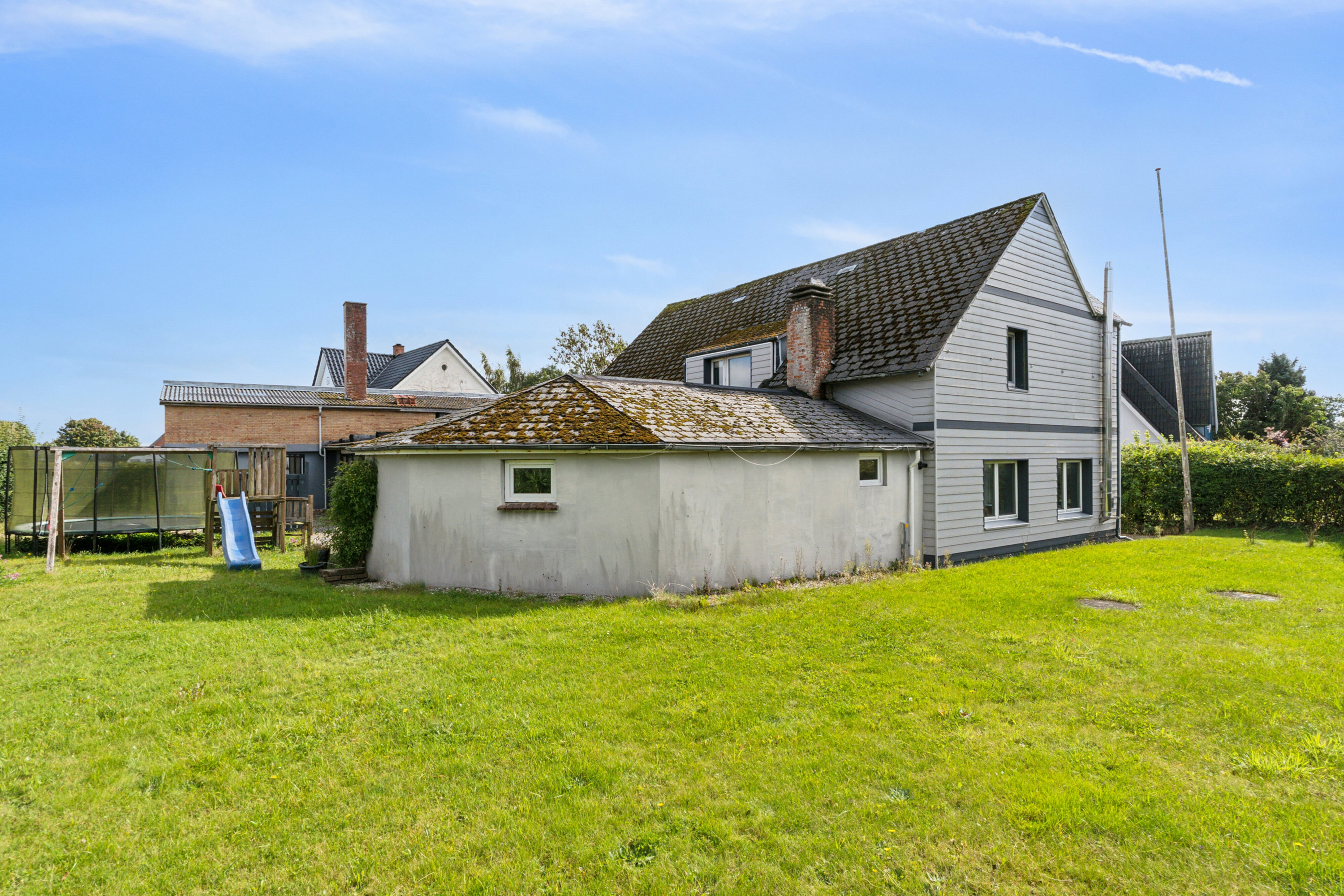 Fremhævet ejendommen set fra haven billede i fuldskærmstilstand. Billede af Storegade 1, Holbøl, 6340 Kruså