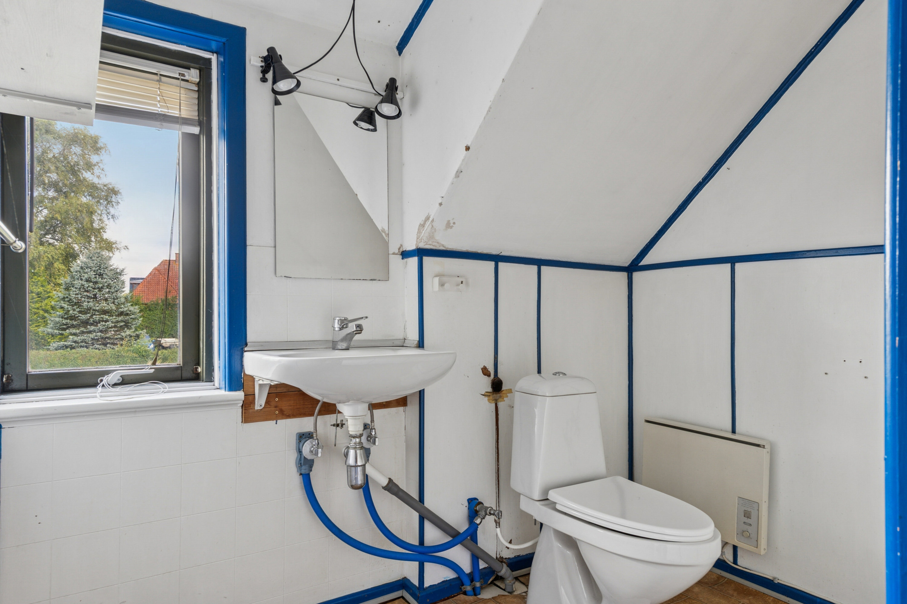 Fremhævet toilet billede i fuldskærmstilstand. Billede af Storegade 1, Holbøl, 6340 Kruså