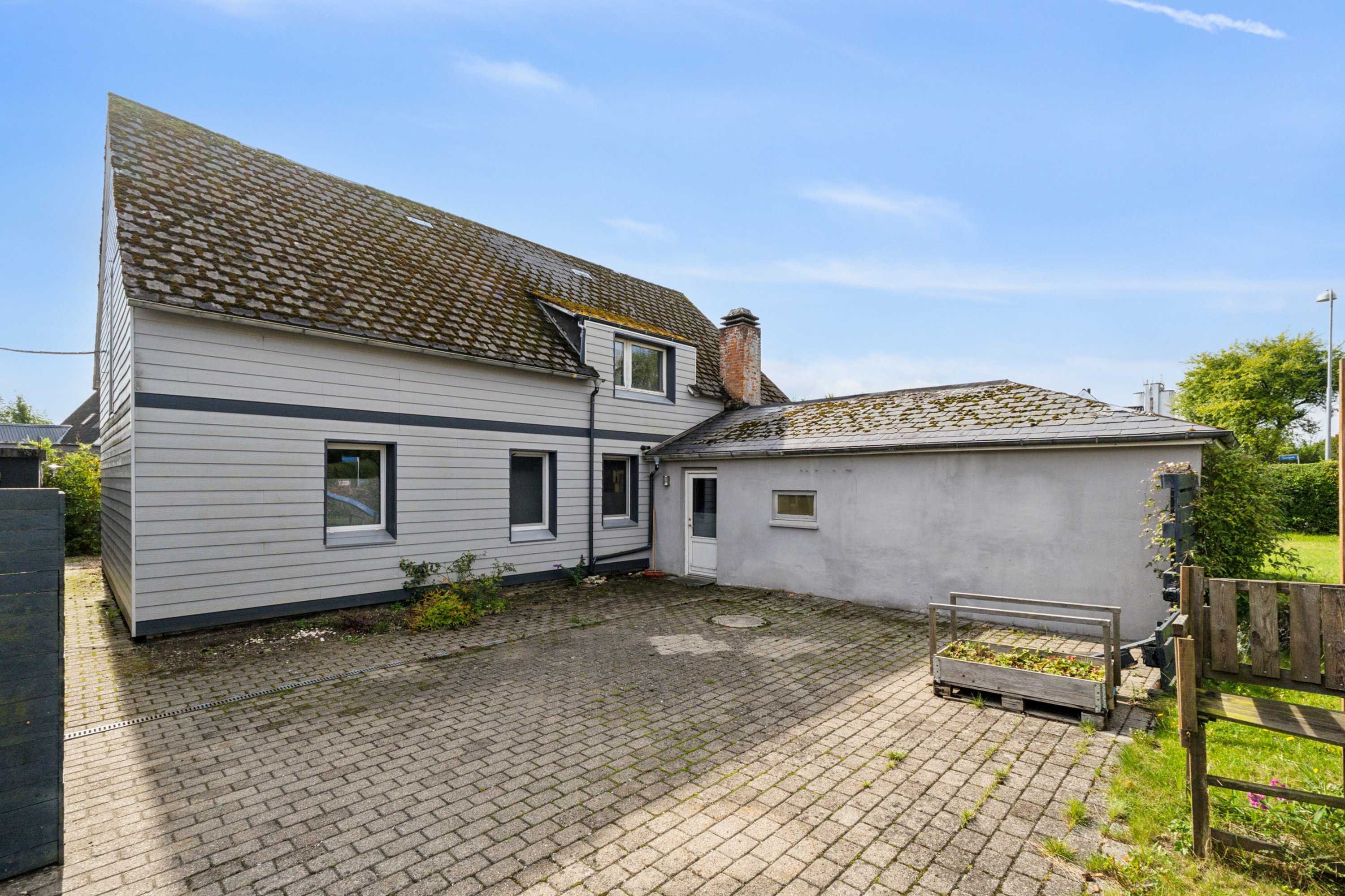 Fremhævet ejendommen set fra vejen billede i fuldskærmstilstand. Billede af Storegade 1, Holbøl, 6340 Kruså