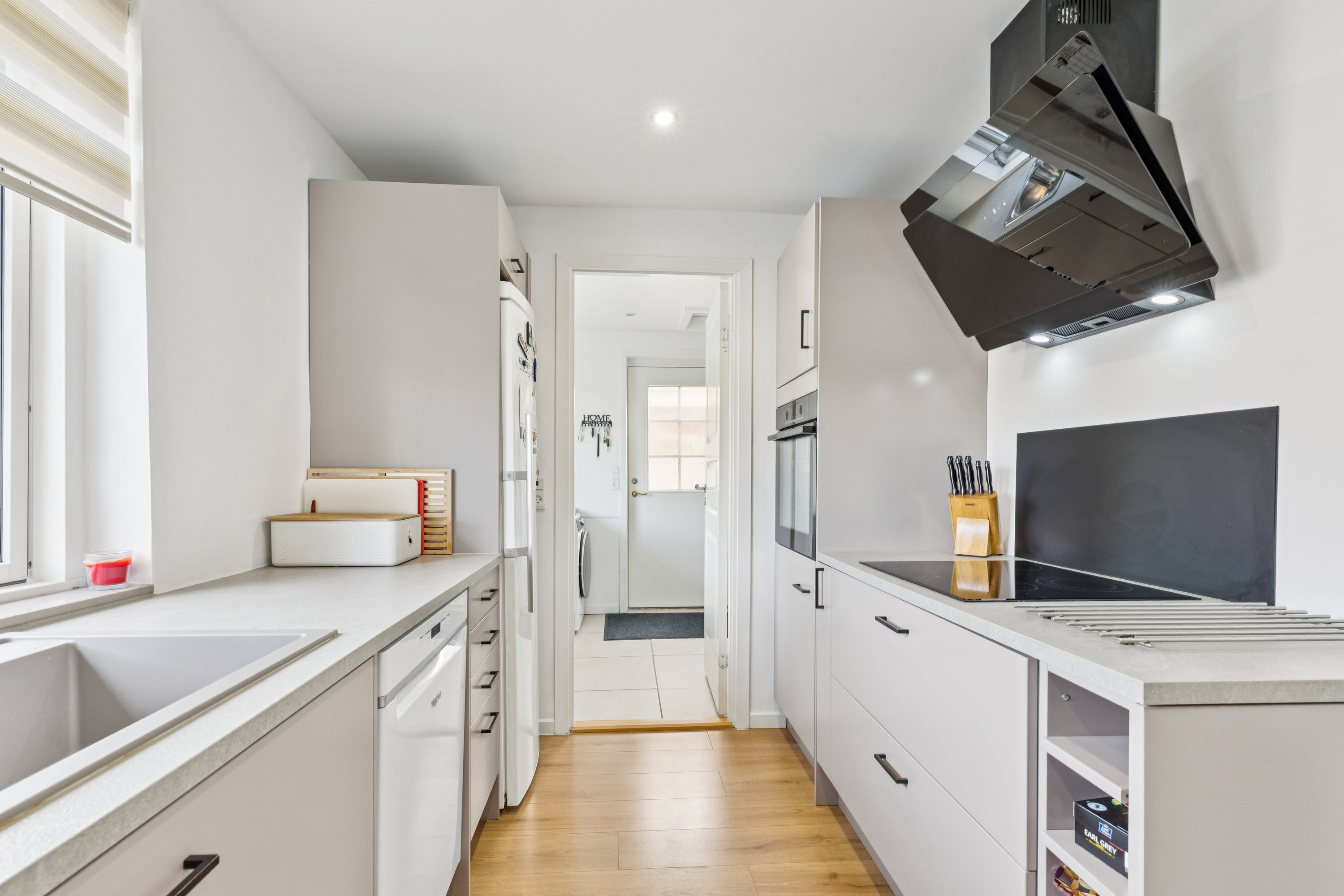 Fremhævet køkken billede i fuldskærmstilstand. Billede af Rosenager 1, 2640 Hedehusene