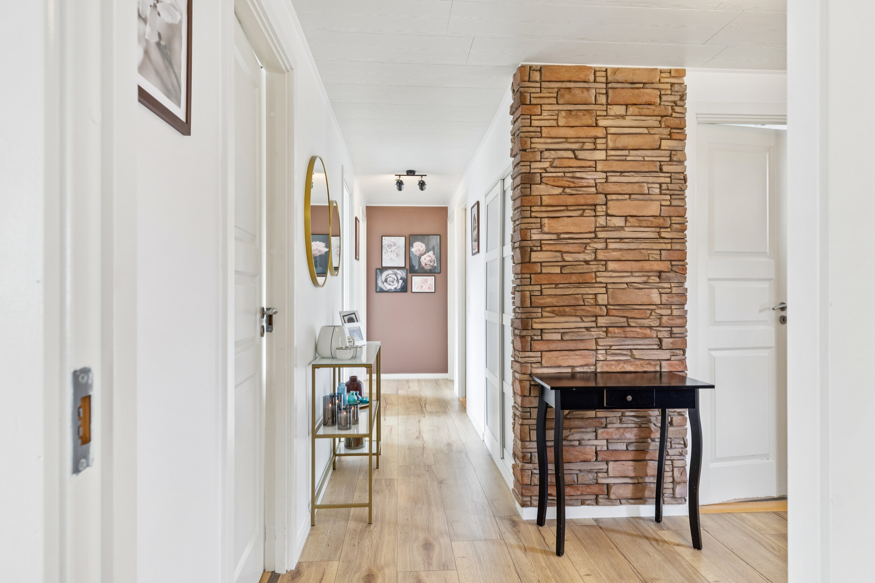 Fremhævet gang billede i fuldskærmstilstand. Billede af Rosenager 1, 2640 Hedehusene