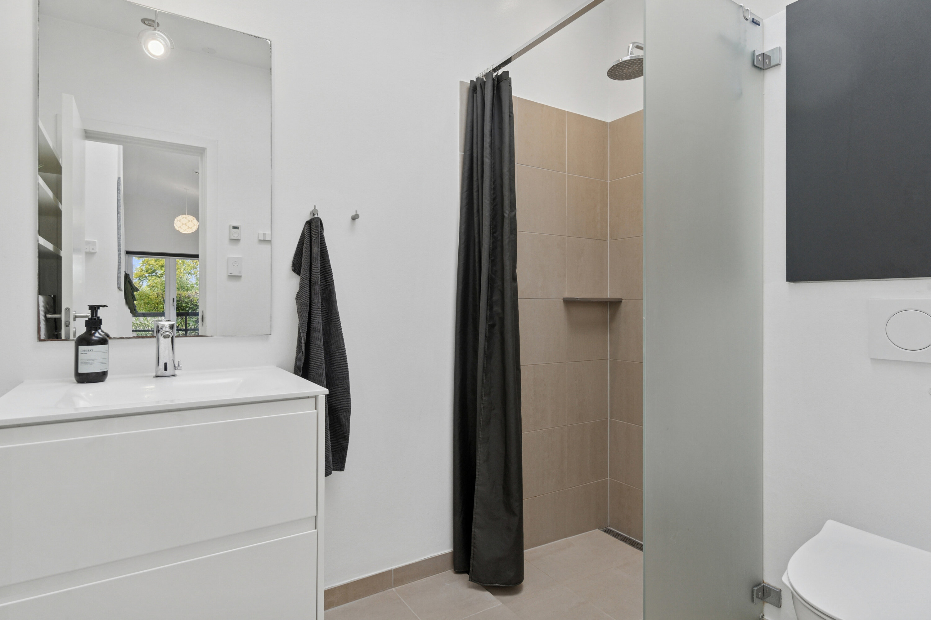 Fremhævet badeværelse billede i fuldskærmstilstand. Billede af Egernvej 14, 8270 Højbjerg