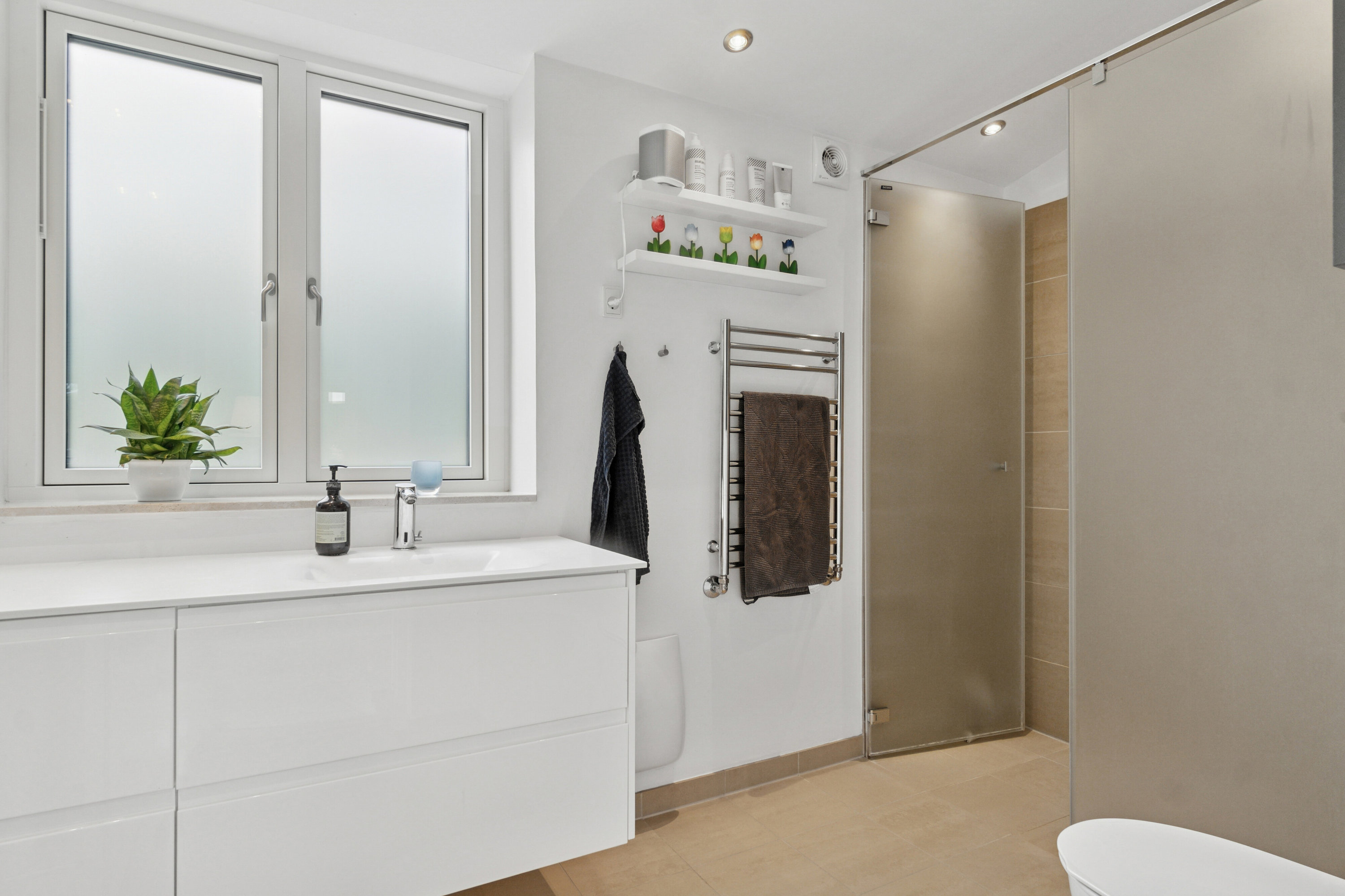 Fremhævet badeværelse billede i fuldskærmstilstand. Billede af Egernvej 14, 8270 Højbjerg