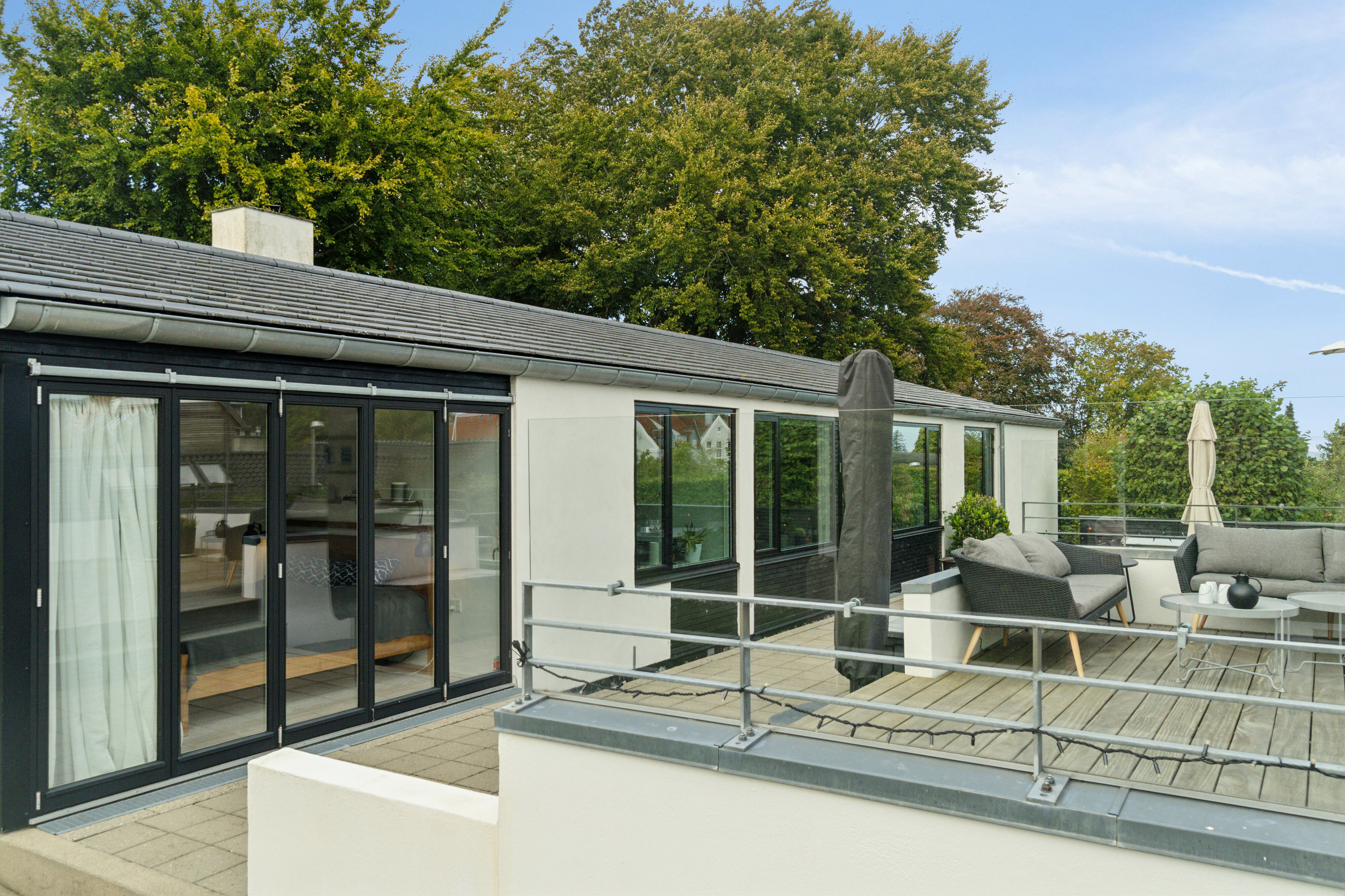 Fremhævet terrasse billede i fuldskærmstilstand. Billede af Egernvej 14, 8270 Højbjerg