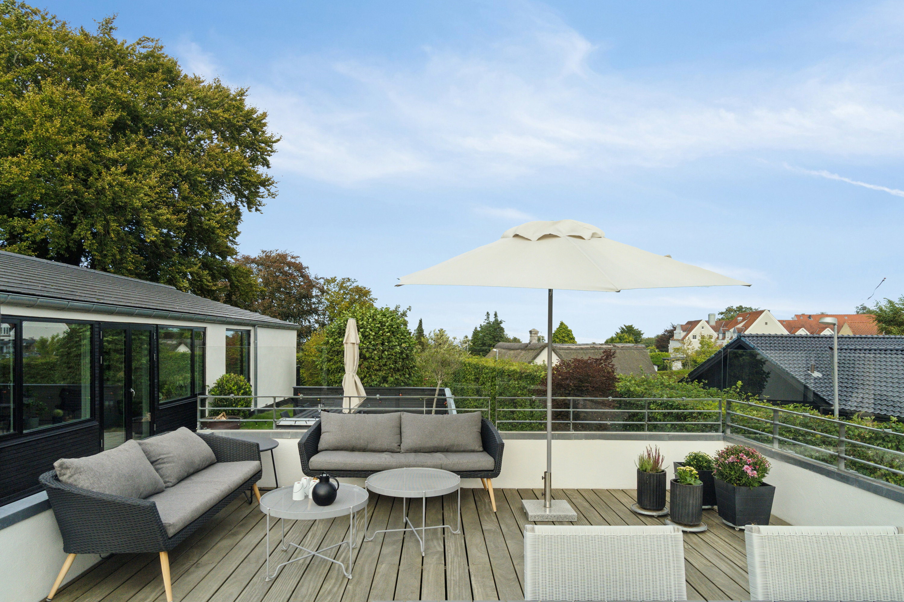 Fremhævet terrasse billede i fuldskærmstilstand. Billede af Egernvej 14, 8270 Højbjerg