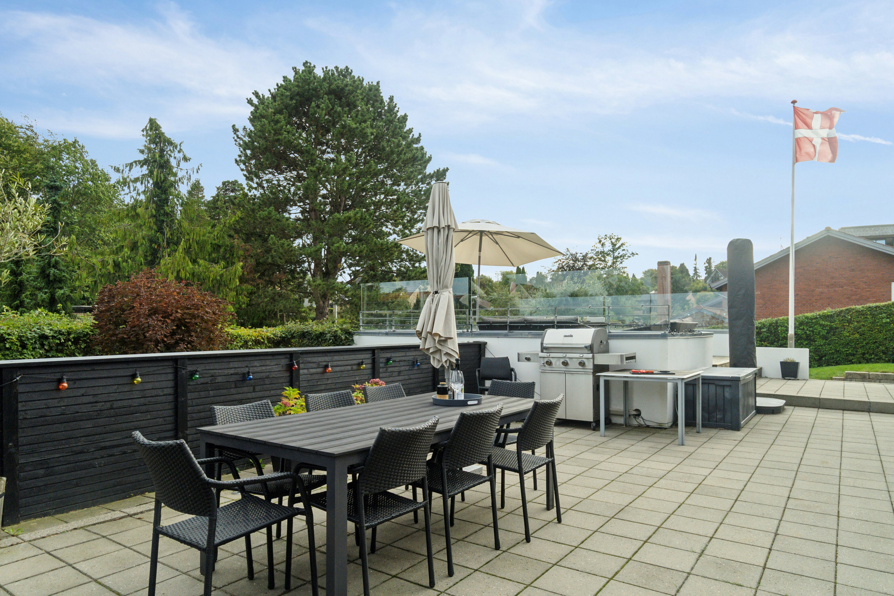 Fremhævet terrasse billede i fuldskærmstilstand. Billede af Egernvej 14, 8270 Højbjerg