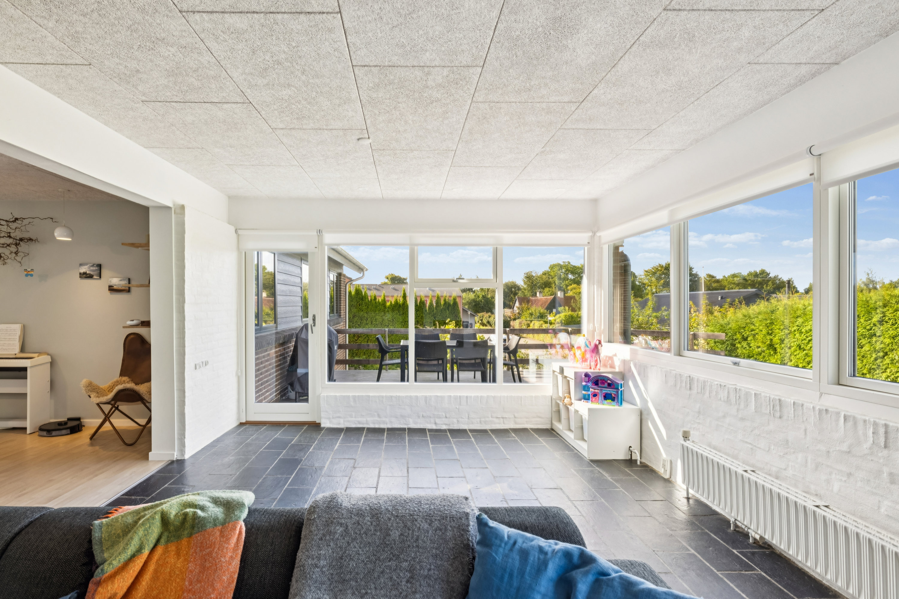 Fremhævet stue billede i fuldskærmstilstand. Billede af Engblommevej 27, 8410 Rønde