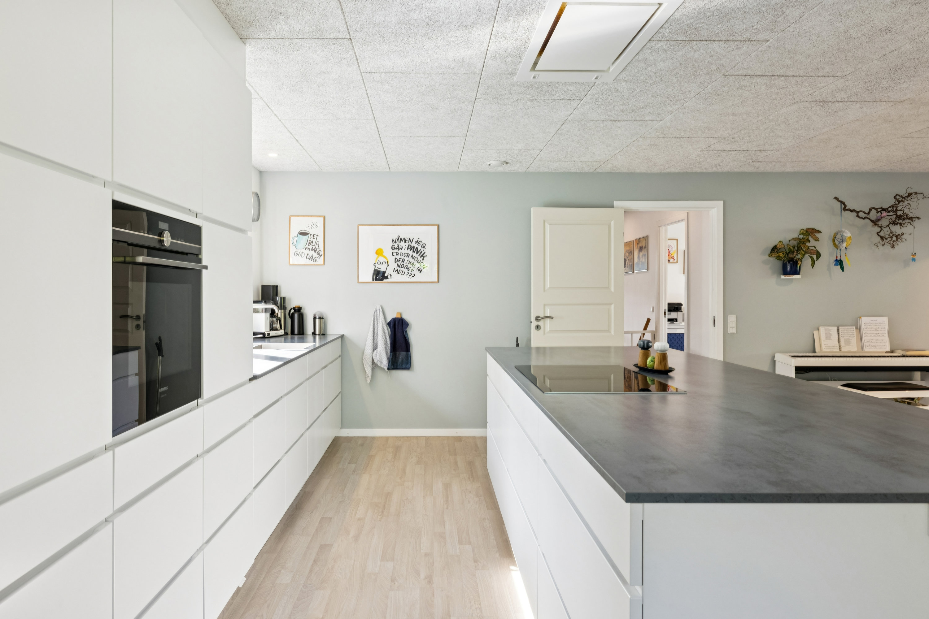 Fremhævet køkken billede i fuldskærmstilstand. Billede af Engblommevej 27, 8410 Rønde