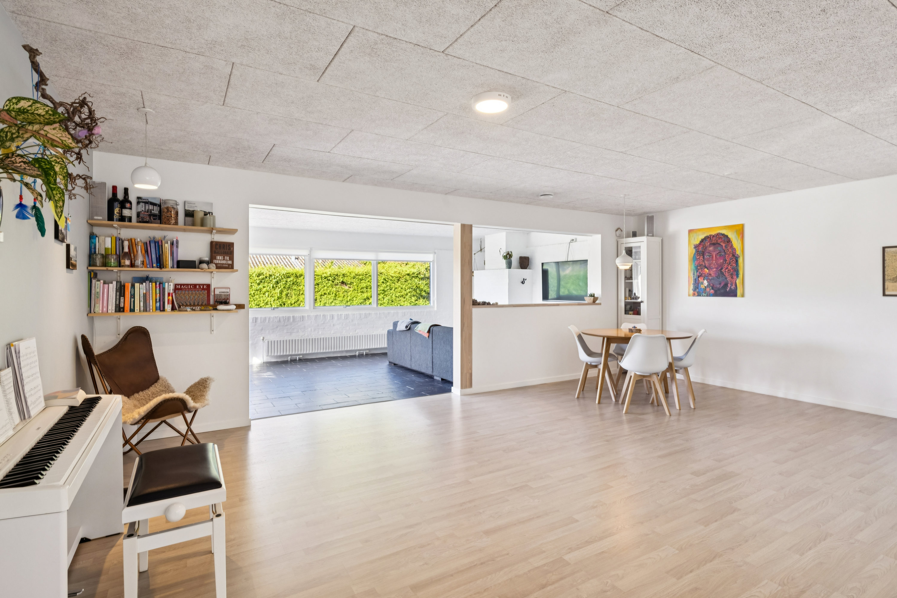 Fremhævet stue billede i fuldskærmstilstand. Billede af Engblommevej 27, 8410 Rønde