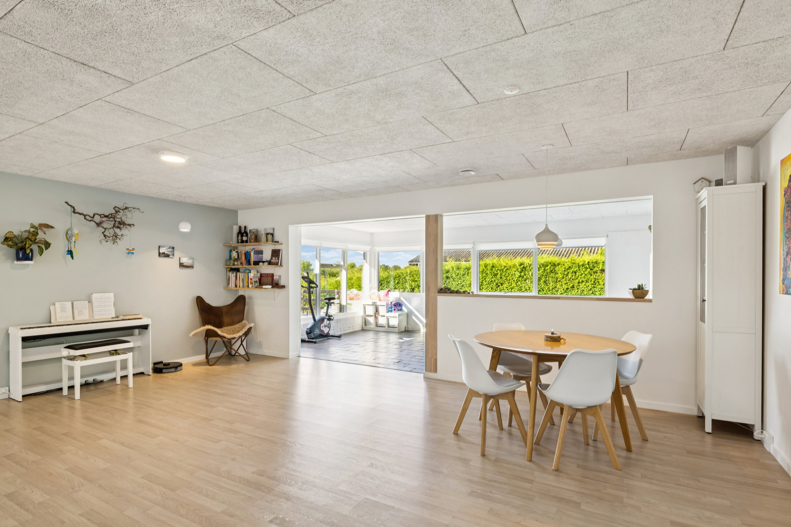 Fremhævet stue billede i fuldskærmstilstand. Billede af Engblommevej 27, 8410 Rønde