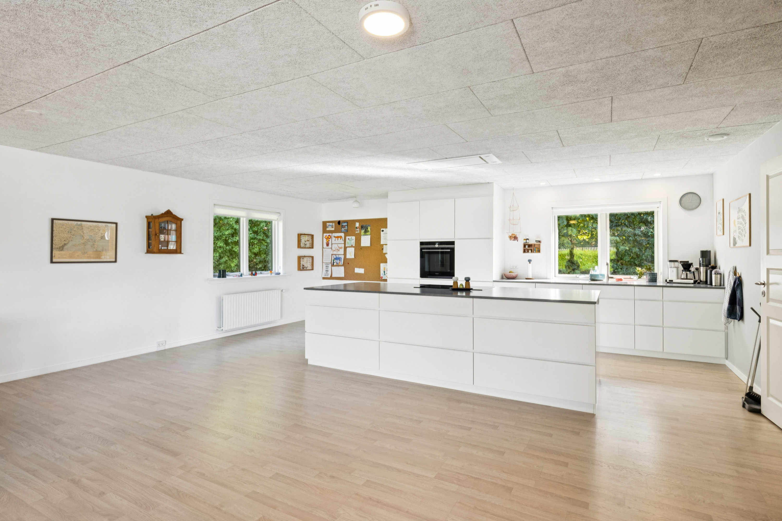 Fremhævet køkken billede i fuldskærmstilstand. Billede af Engblommevej 27, 8410 Rønde