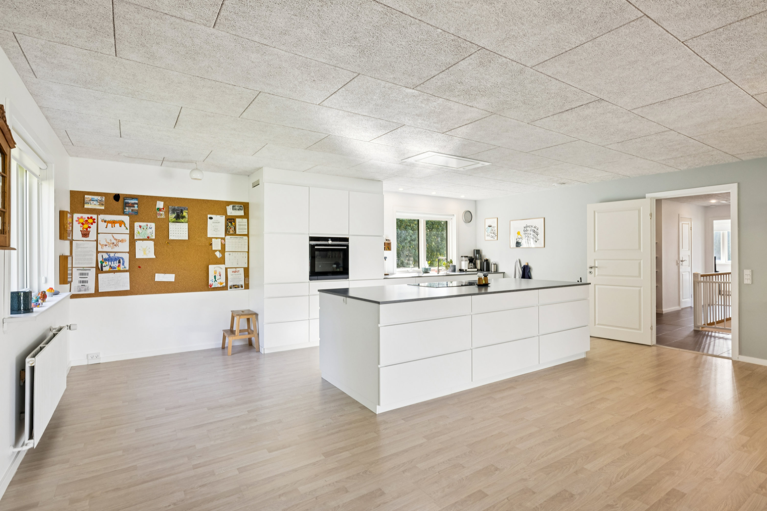 Fremhævet køkken billede i fuldskærmstilstand. Billede af Engblommevej 27, 8410 Rønde