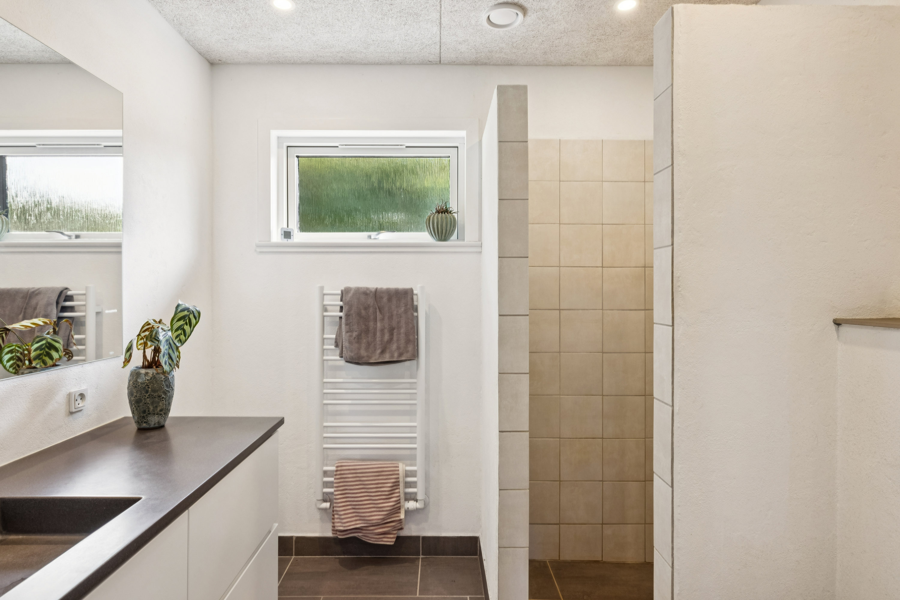 Fremhævet badeværelse billede i fuldskærmstilstand. Billede af Engblommevej 27, 8410 Rønde