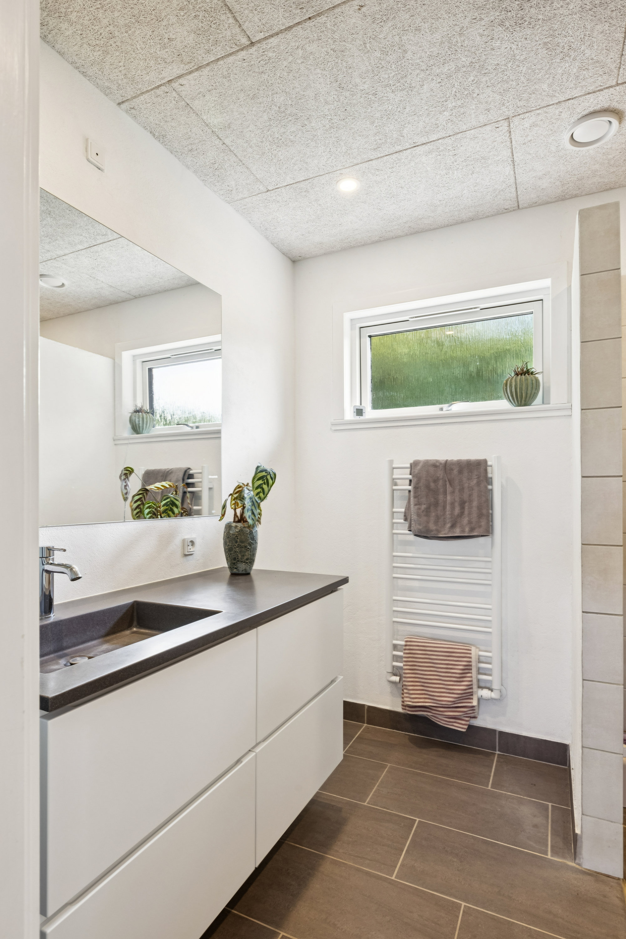 Fremhævet badeværelse billede i fuldskærmstilstand. Billede af Engblommevej 27, 8410 Rønde