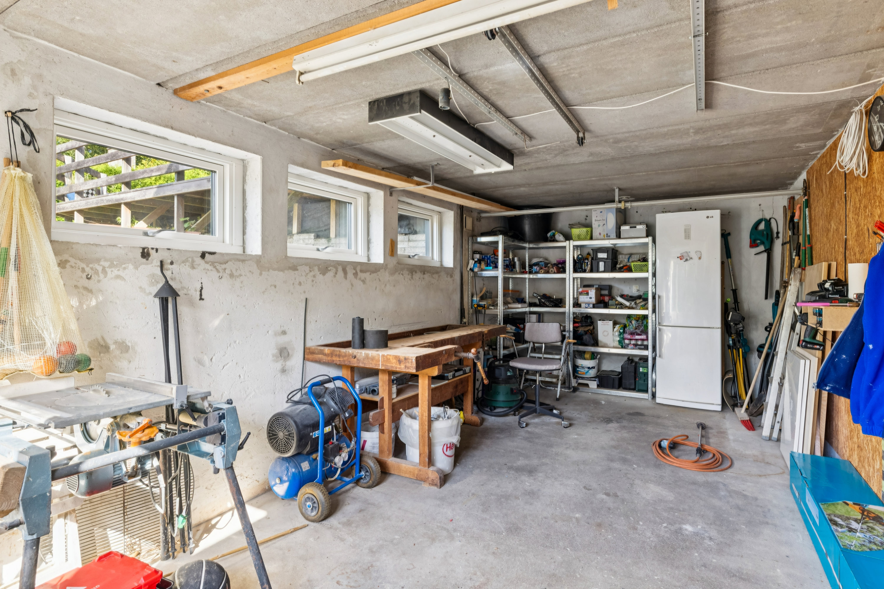 Fremhævet garage billede i fuldskærmstilstand. Billede af Engblommevej 27, 8410 Rønde