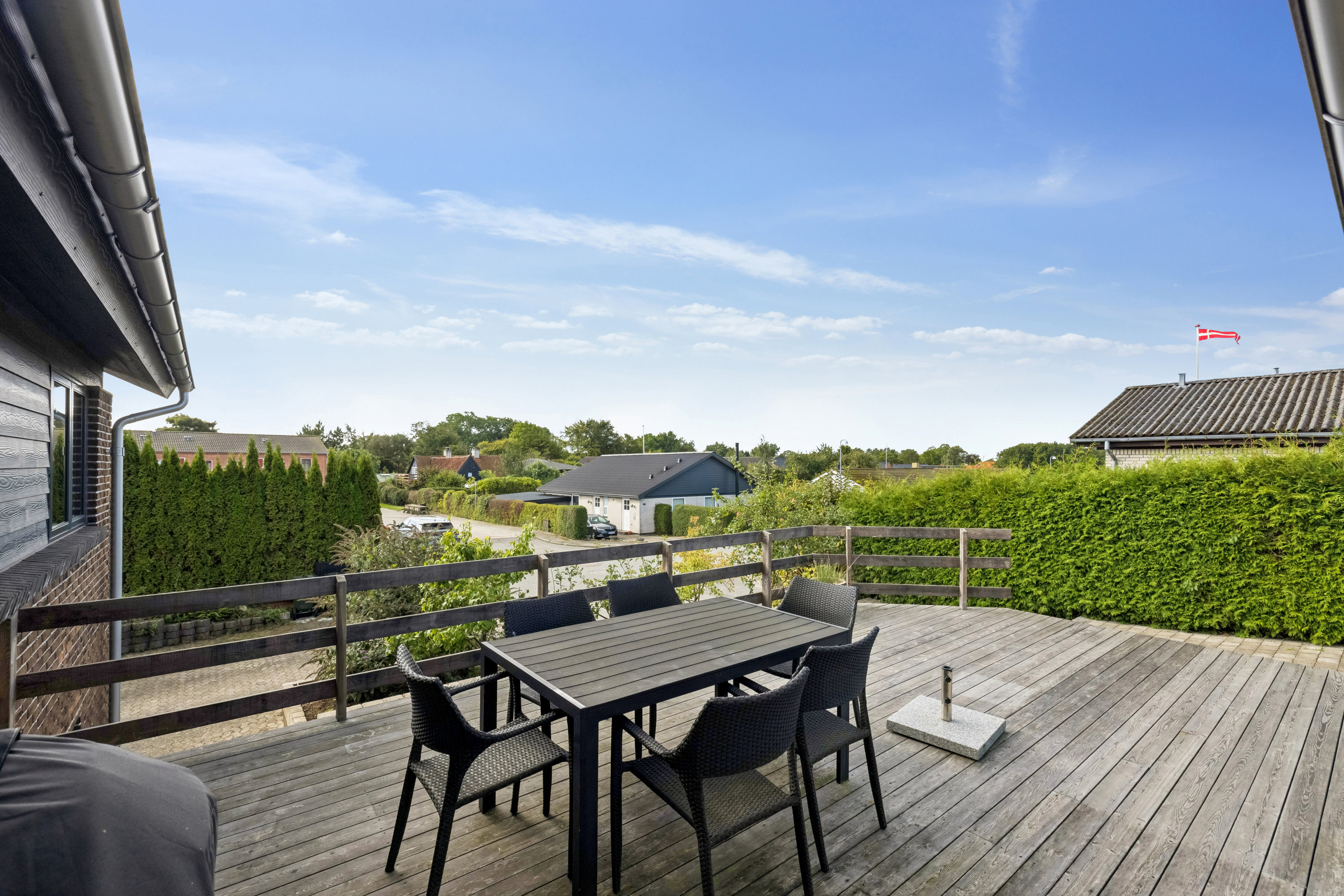 Fremhævet terrasse billede i fuldskærmstilstand. Billede af Engblommevej 27, 8410 Rønde