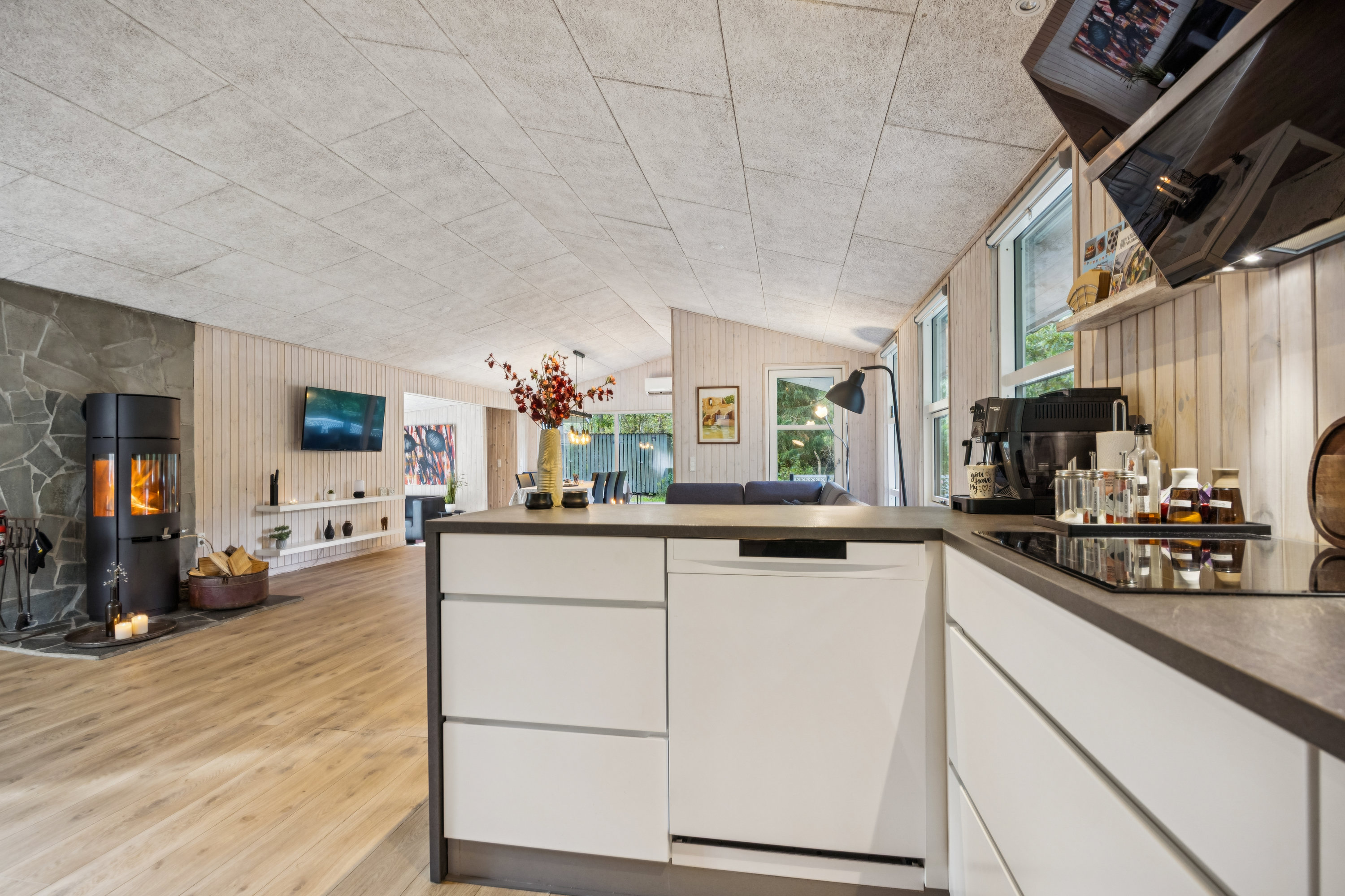 Fremhævet køkken billede i fuldskærmstilstand. Billede af Kongevejen 187, Hou, 9370 Hals