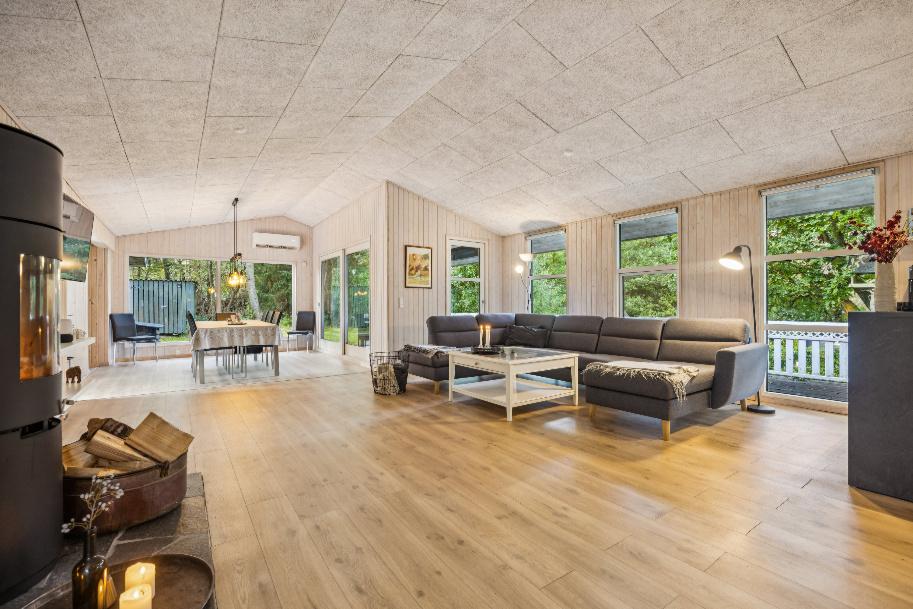 Fremhævet stue billede i fuldskærmstilstand. Billede af Kongevejen 187, Hou, 9370 Hals