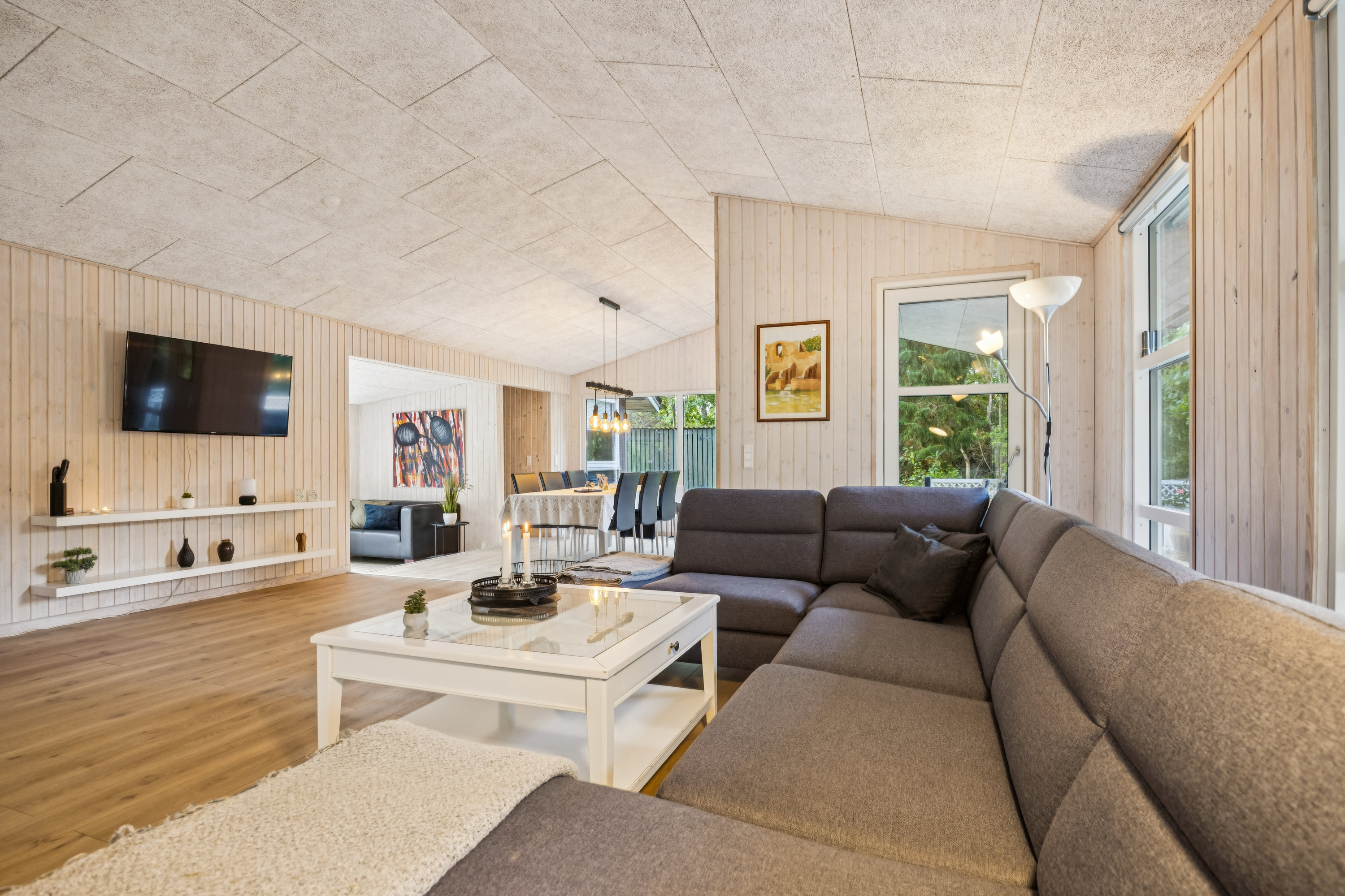 Fremhævet stue billede i fuldskærmstilstand. Billede af Kongevejen 187, Hou, 9370 Hals