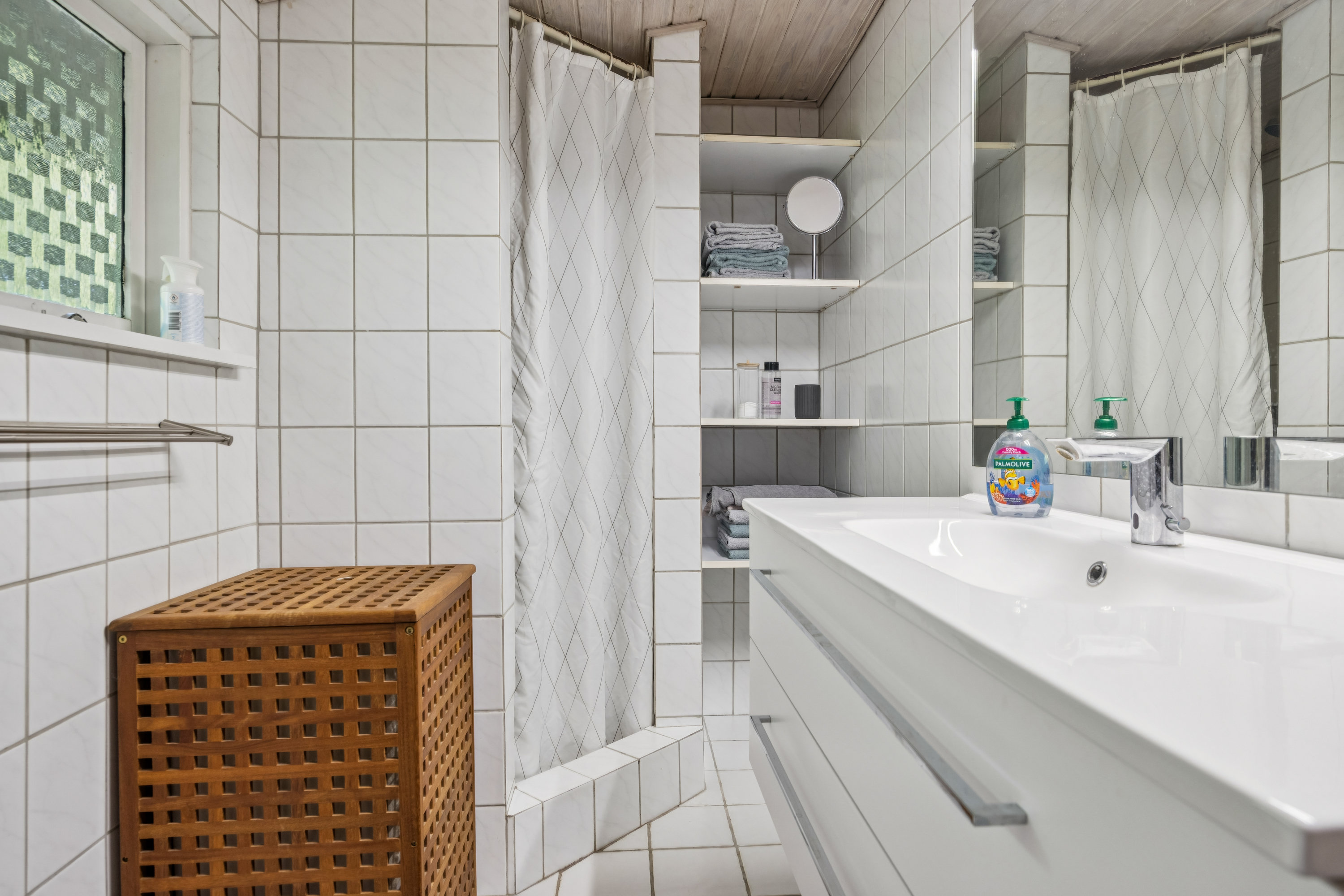 Fremhævet badeværelse billede i fuldskærmstilstand. Billede af Kongevejen 187, Hou, 9370 Hals