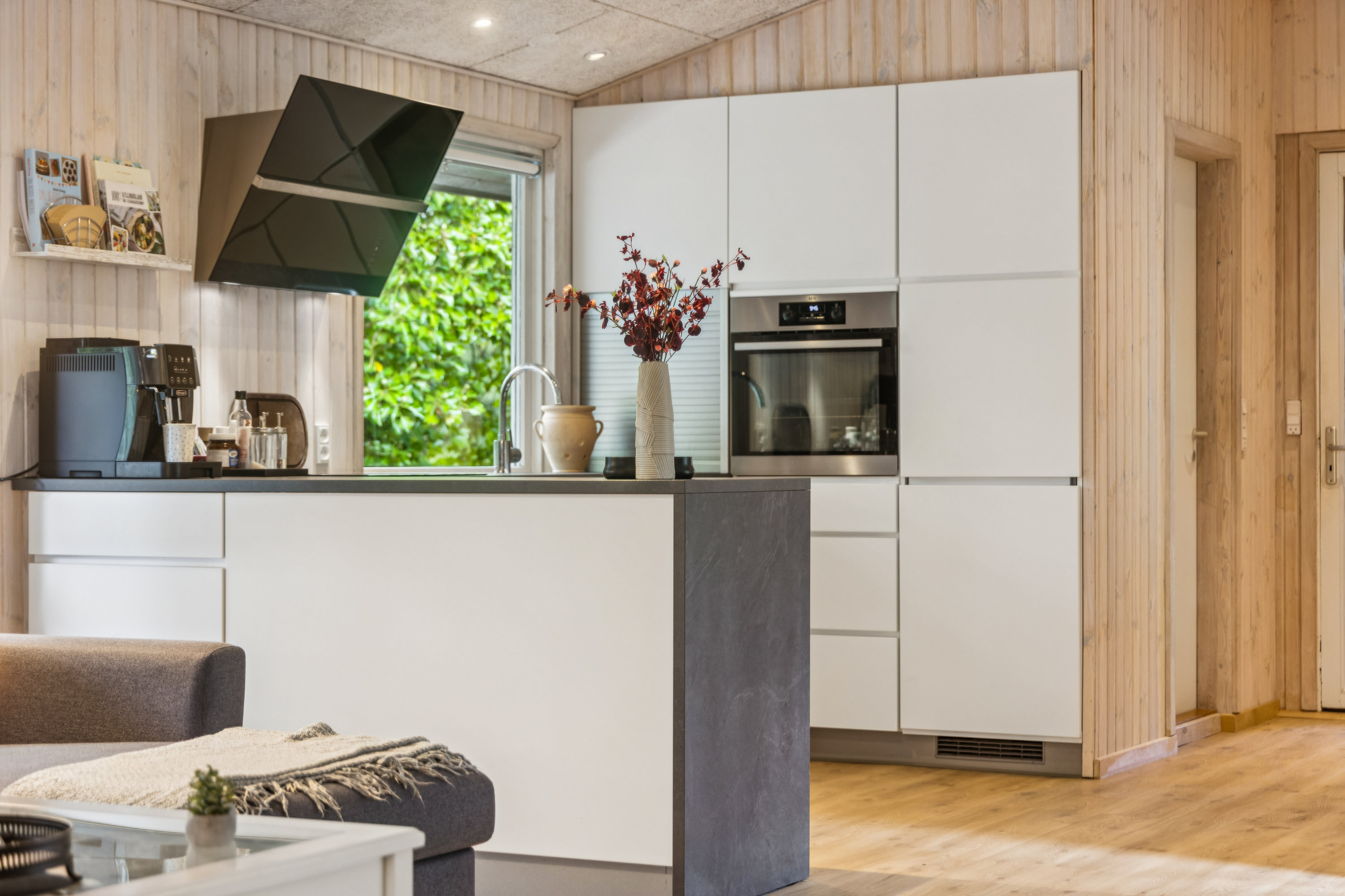 Fremhævet stue billede i fuldskærmstilstand. Billede af Kongevejen 187, Hou, 9370 Hals