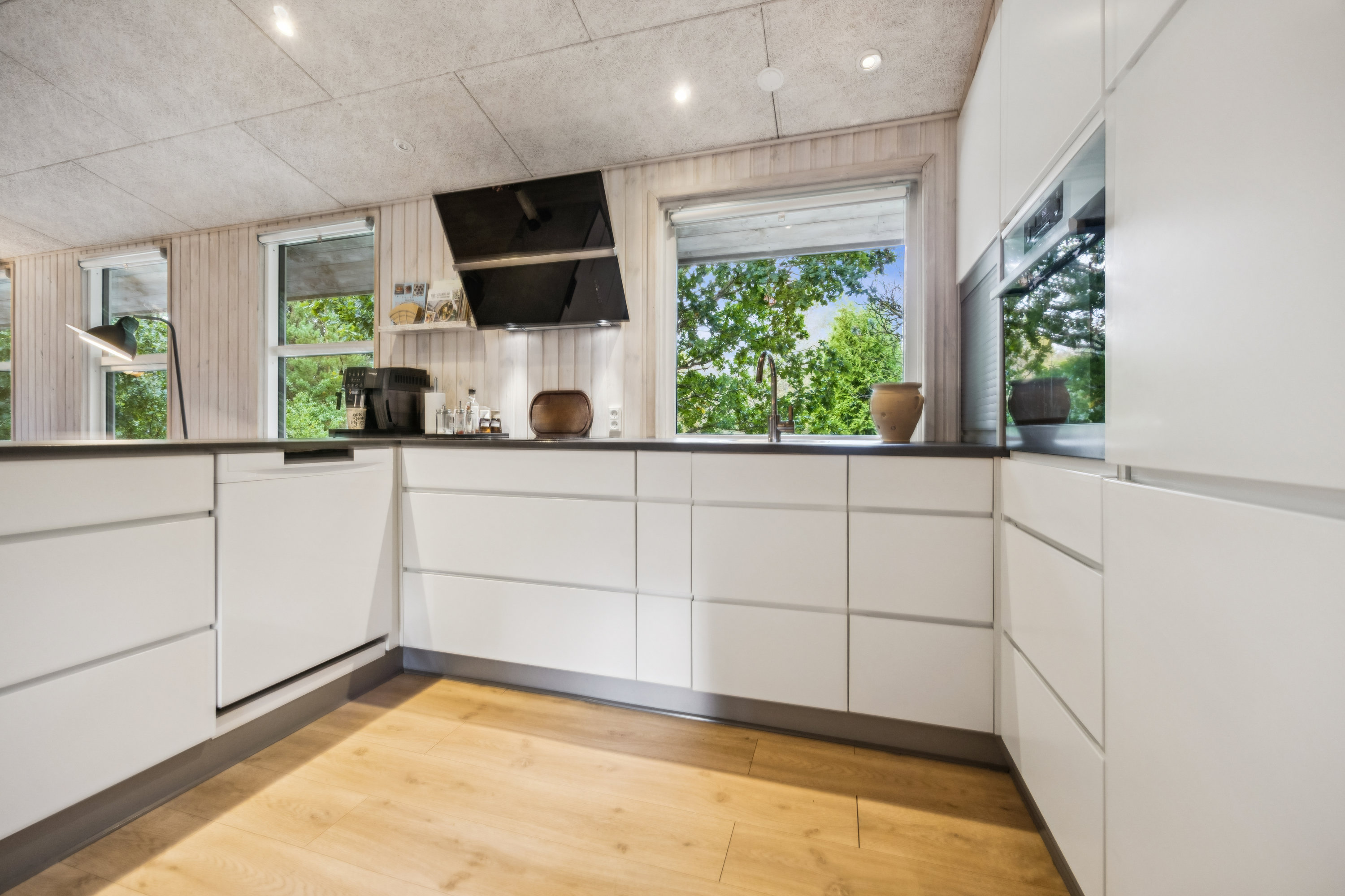 Fremhævet køkken billede i fuldskærmstilstand. Billede af Kongevejen 187, Hou, 9370 Hals