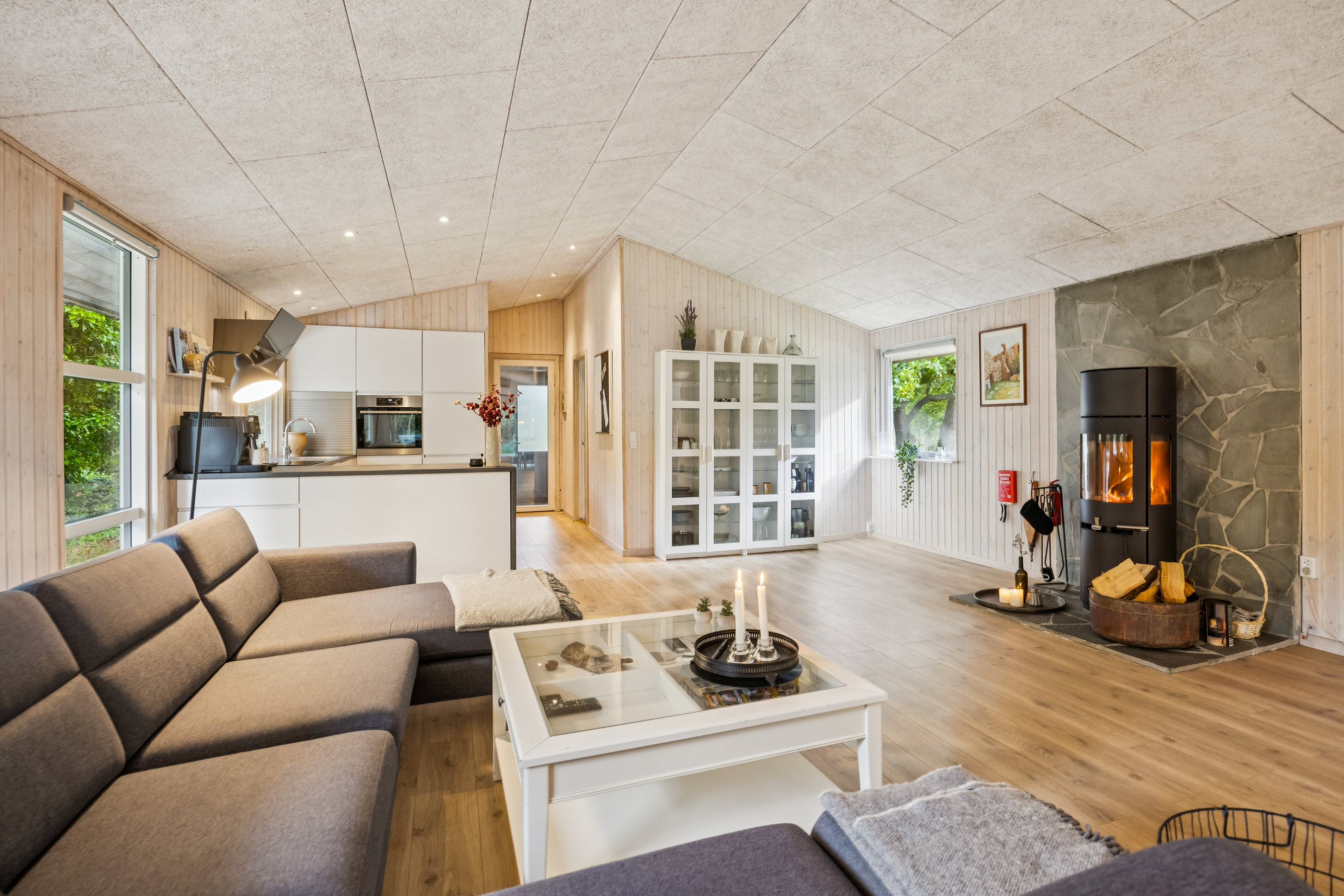 Fremhævet stue billede i fuldskærmstilstand. Billede af Kongevejen 187, Hou, 9370 Hals