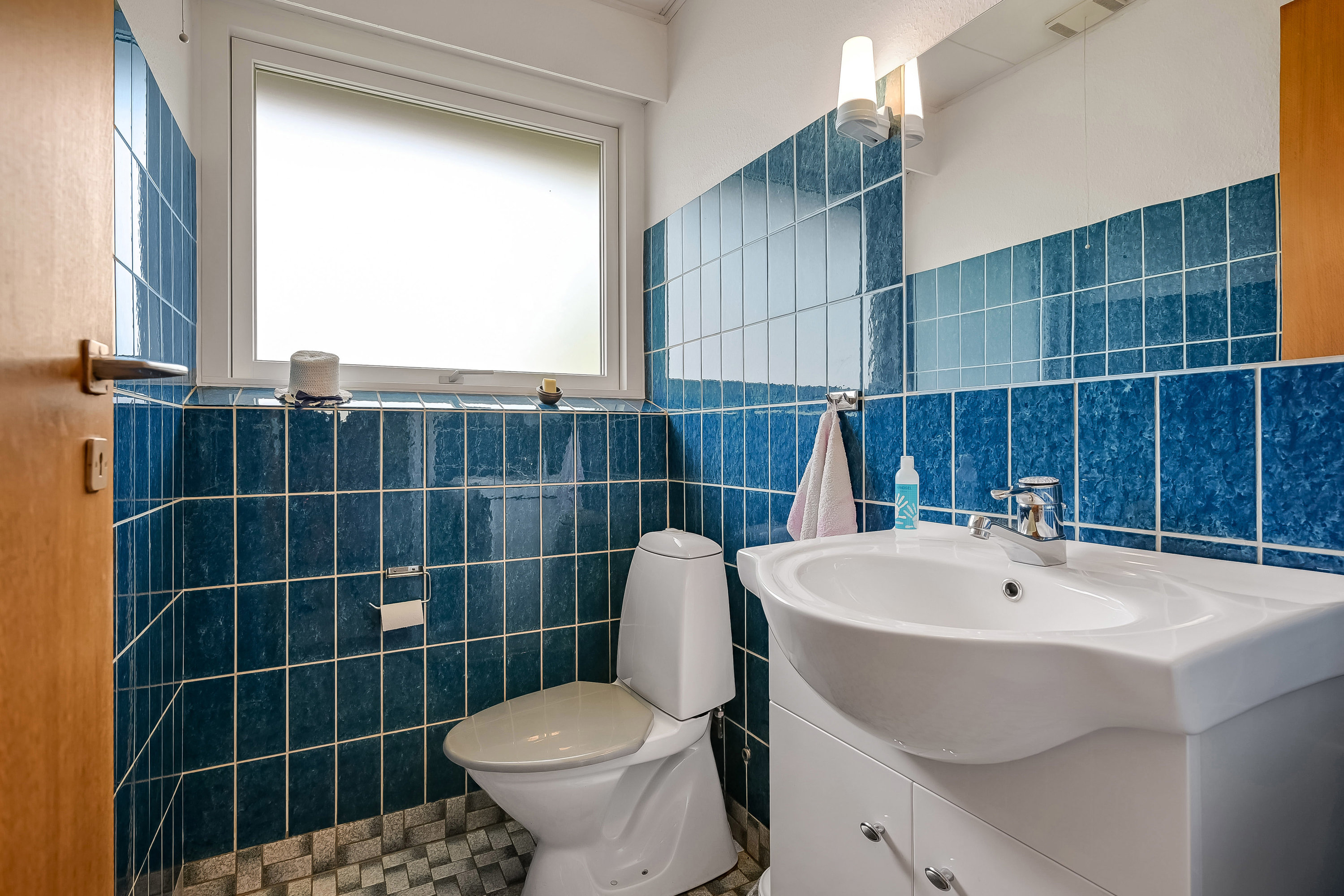 Fremhævet toilet billede i fuldskærmstilstand. Billede af Kirkevænget 10, Herrup, 7830 Vinderup