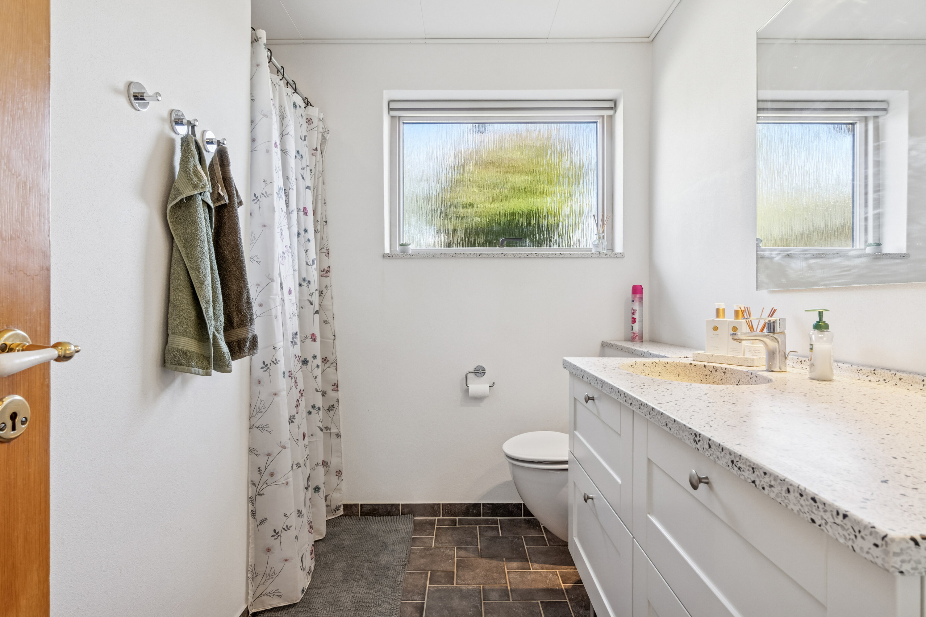 Fremhævet badeværelse billede i fuldskærmstilstand. Billede af Enebærvænget 3, Tingstrup, 7700 Thisted