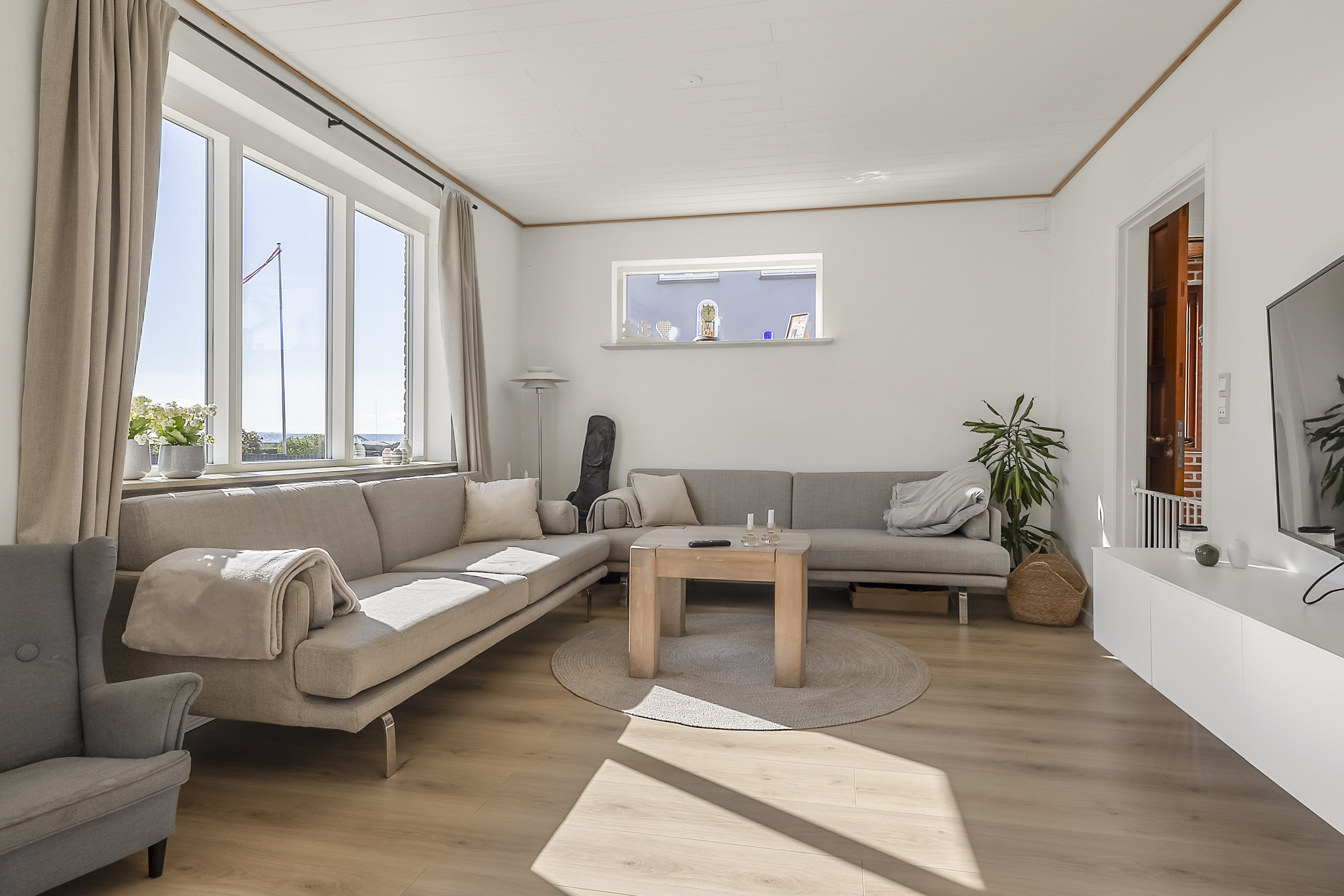 Fremhævet stue billede i fuldskærmstilstand. Billede af Søvænget 4, 4220 Korsør