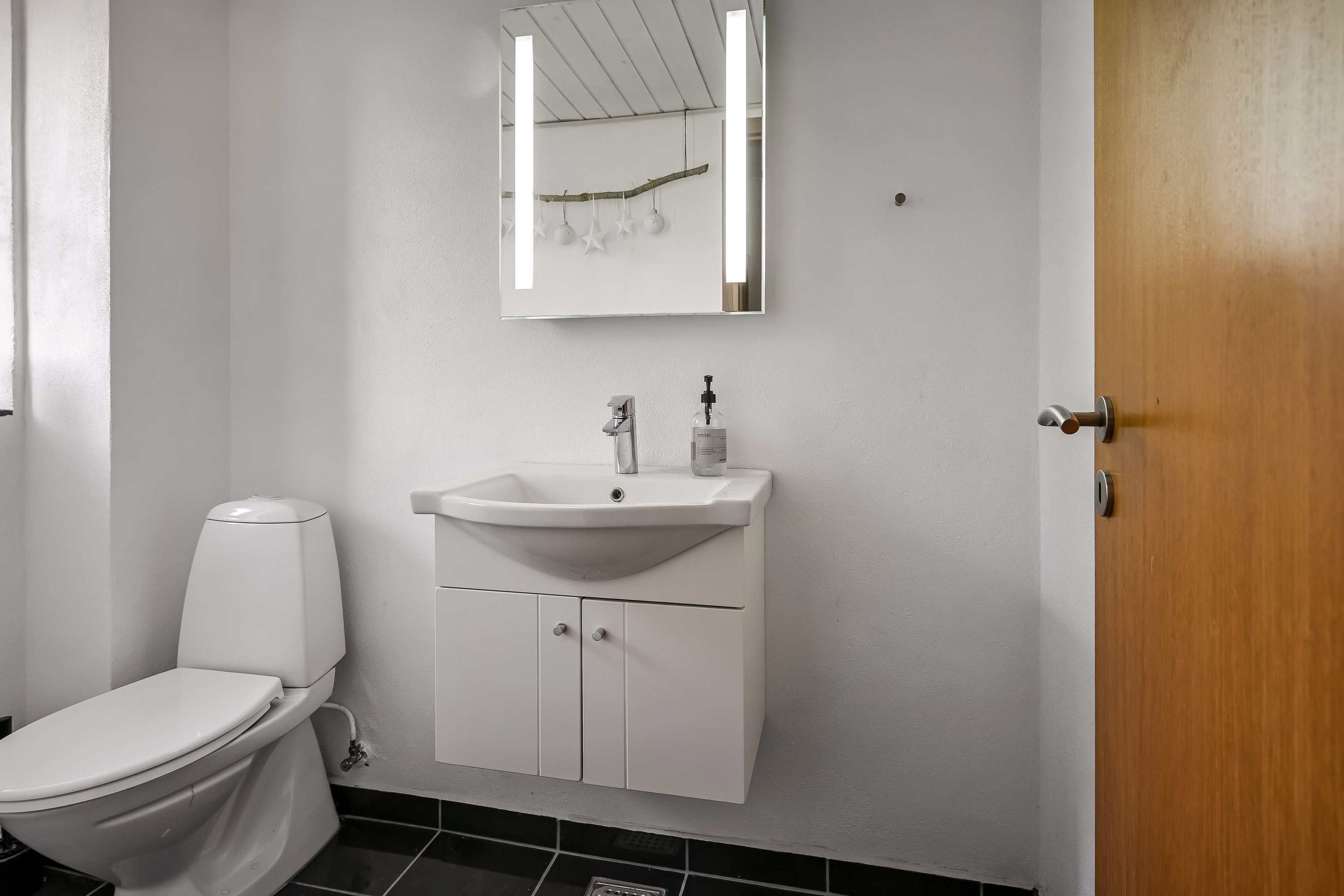 Fremhævet toilet billede i fuldskærmstilstand. Billede af Ågeslundvej 3, 7200 Grindsted