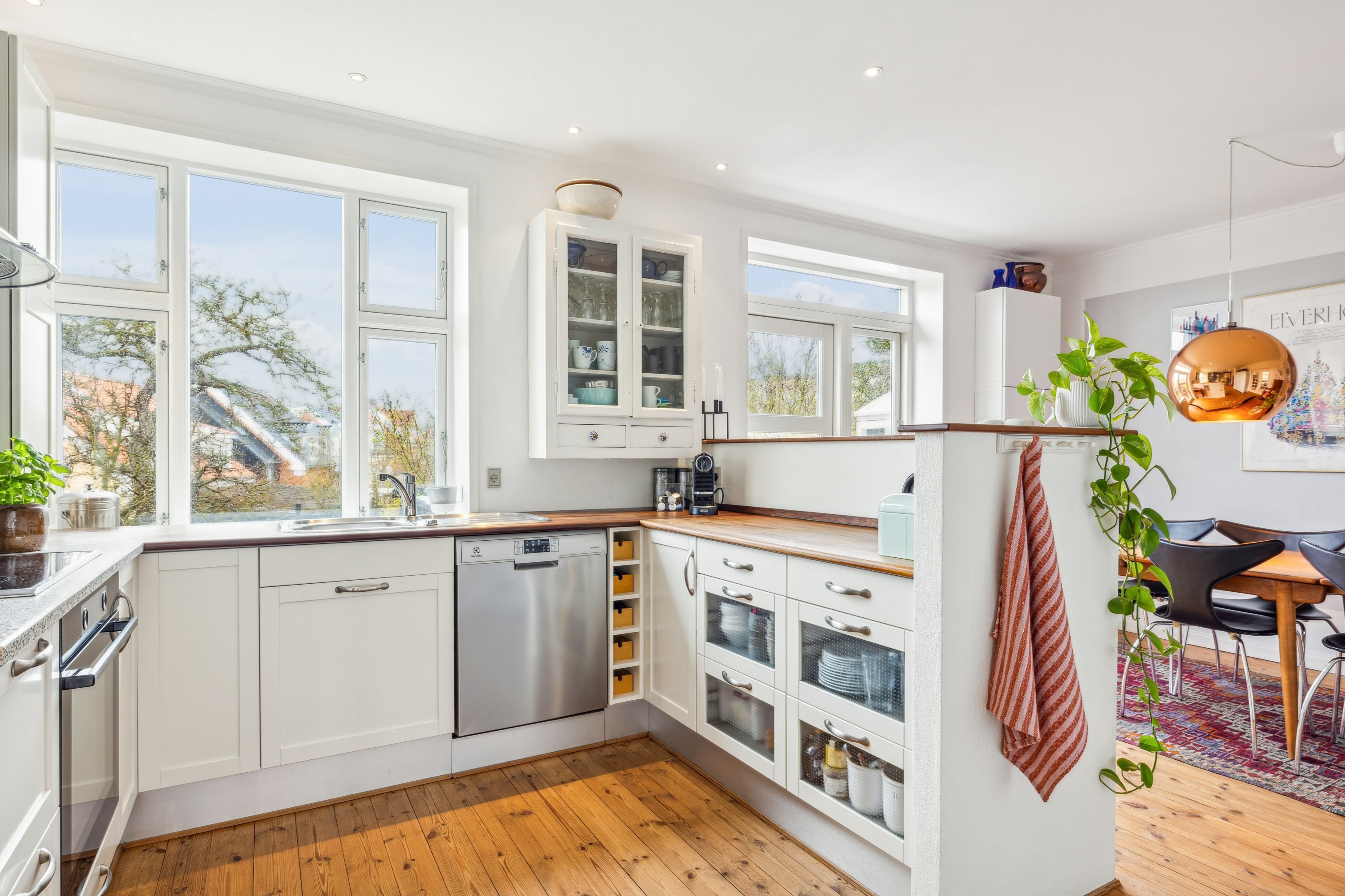 Fremhævet køkken/alrum billede i fuldskærmstilstand. Billede af Egholmsvej 8, 8660 Skanderborg