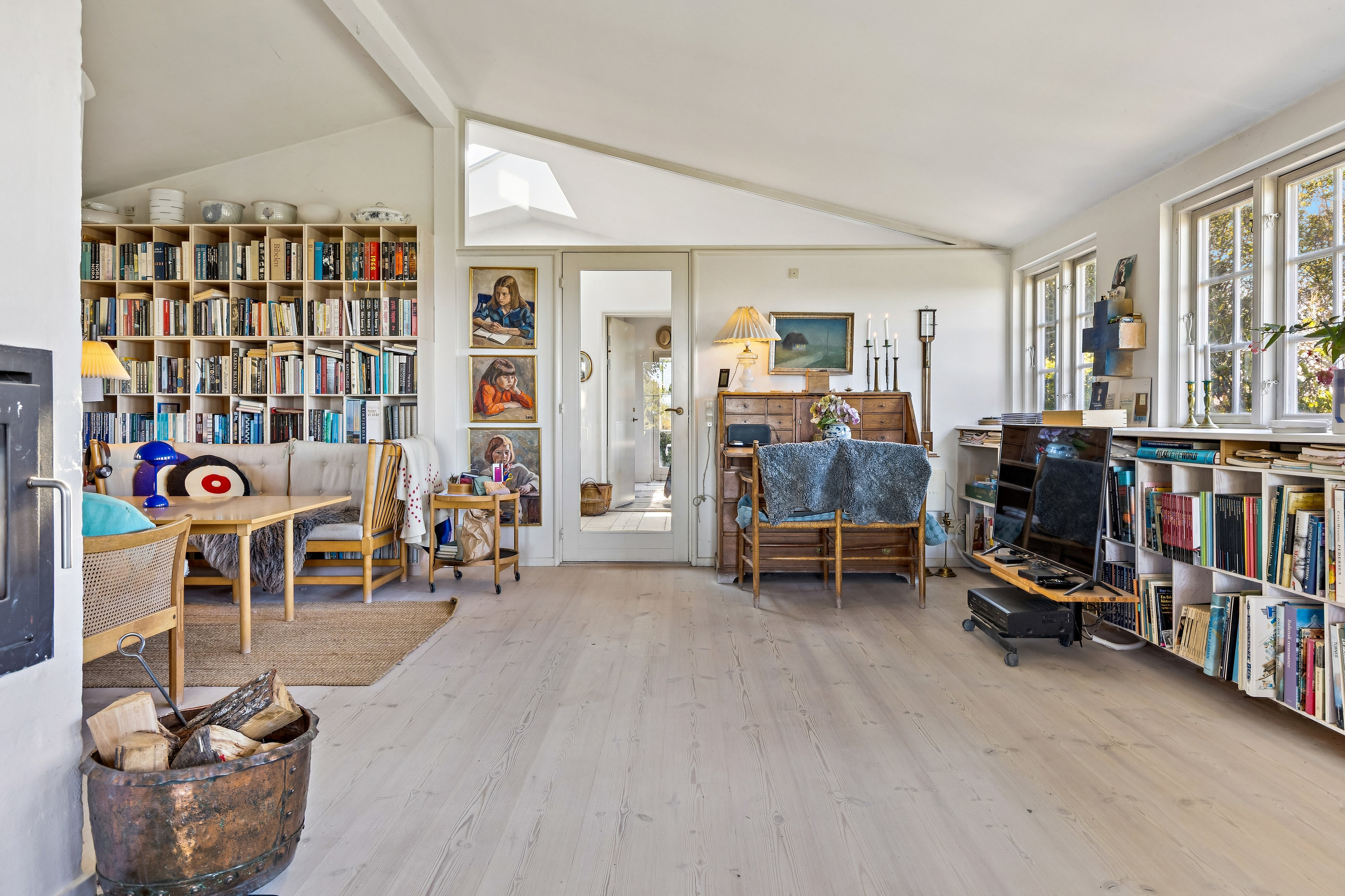 Fremhævet stue billede i fuldskærmstilstand. Billede af Vindekilde Strandvej 28, Bjergene, 4540 Fårevejle