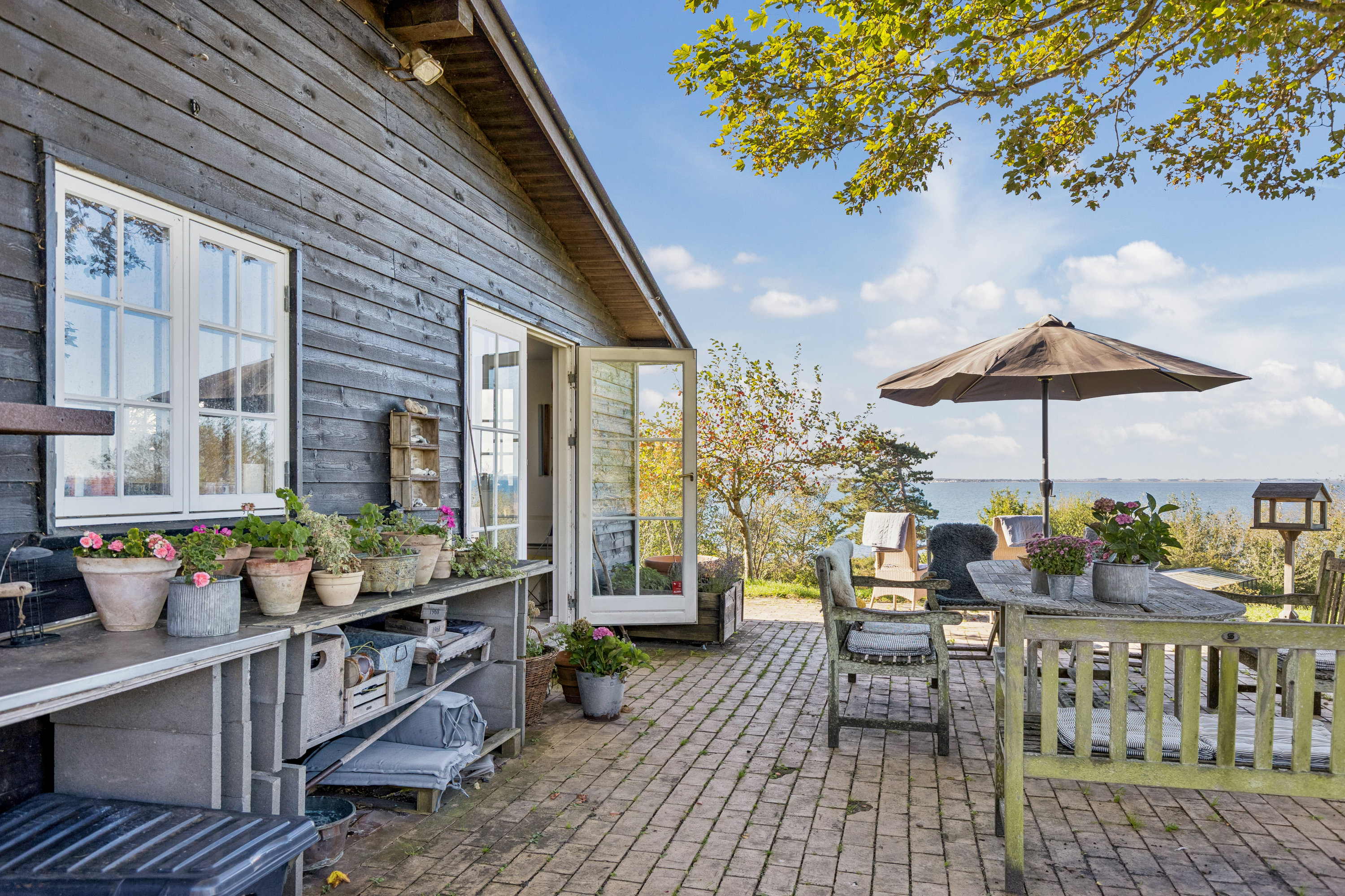 Fremhævet terrasse billede i fuldskærmstilstand. Billede af Vindekilde Strandvej 28, Bjergene, 4540 Fårevejle