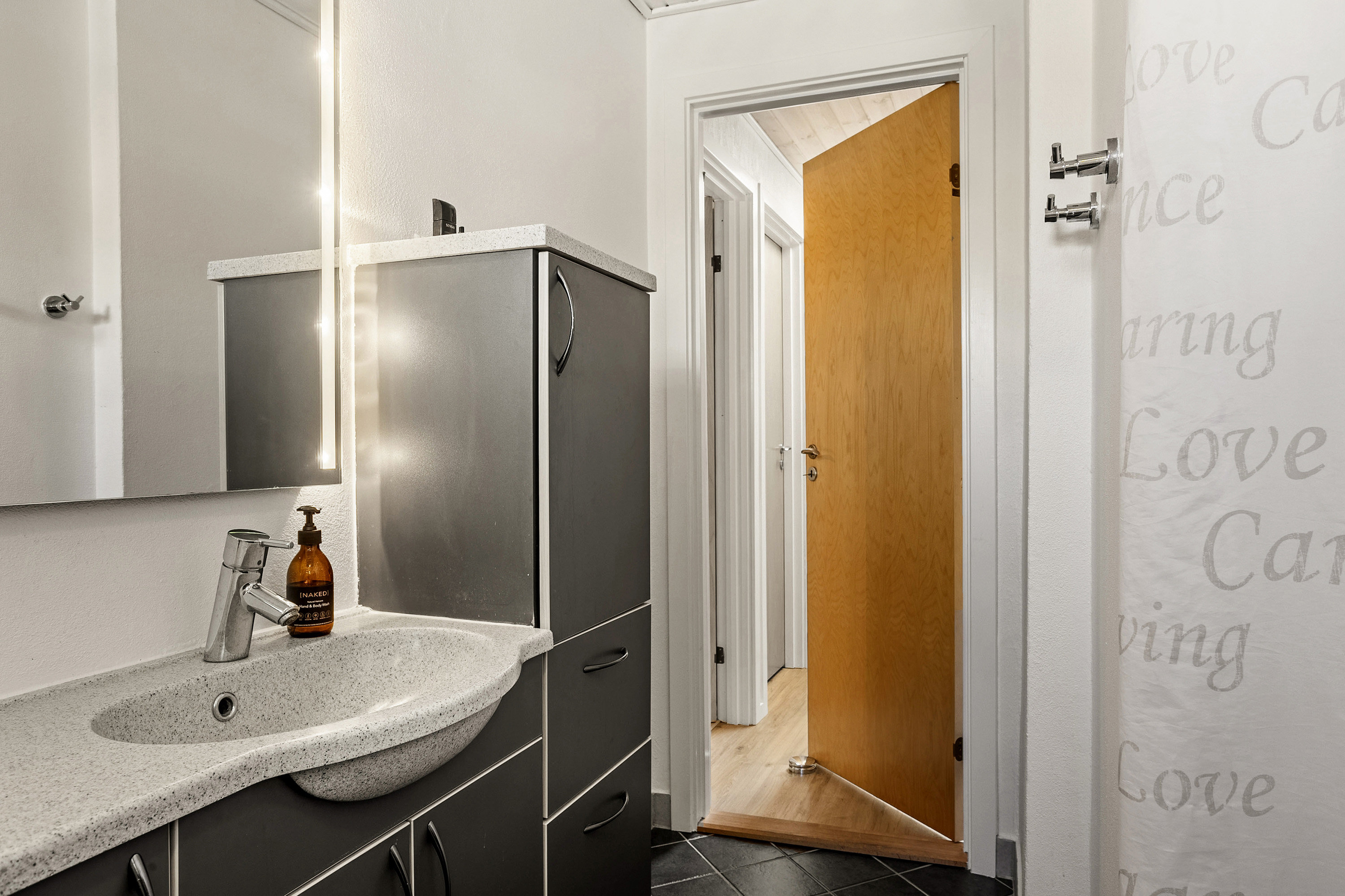 Fremhævet badeværelse billede i fuldskærmstilstand. Billede af Egevænget 17, Askov, 6600 Vejen