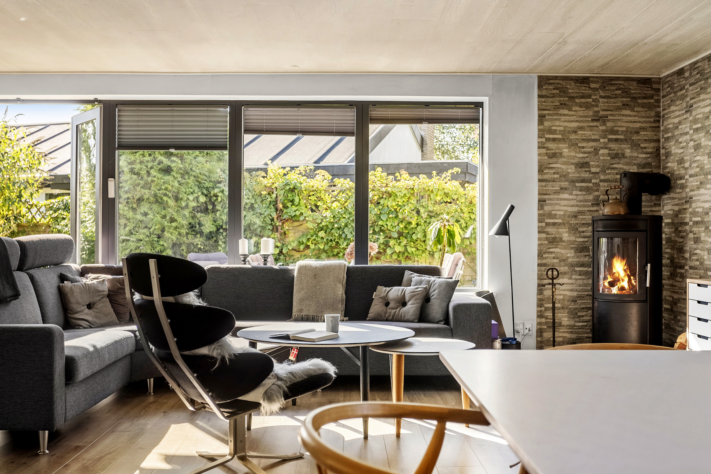 Fremhævet stue billede i fuldskærmstilstand. Billede af Egevænget 17, Askov, 6600 Vejen